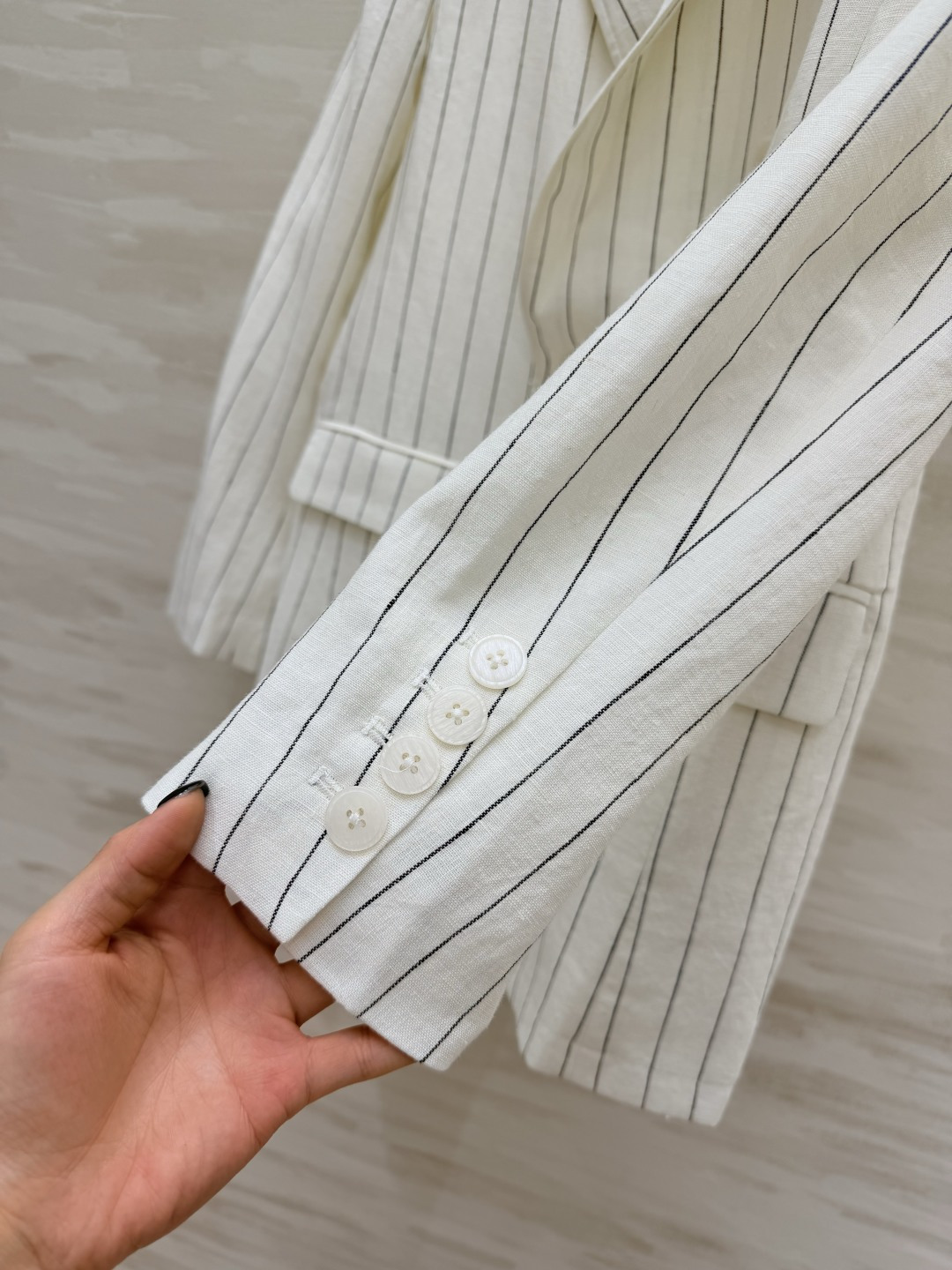#Ralph Laure♡²⁶紫标系列 白调条纹亚麻西装 清爽利落的双排扣版型 细竖条纹视觉显瘦又拉长比