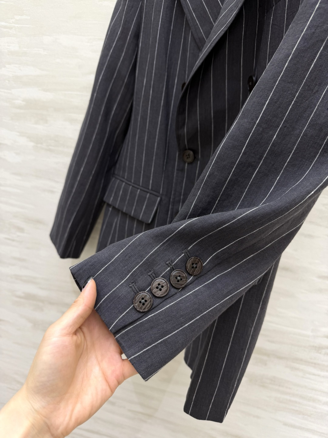 #Ralph Laure♡²⁶紫标系列 白调条纹亚麻西装 清爽利落的双排扣版型 细竖条纹视觉显瘦又拉长比