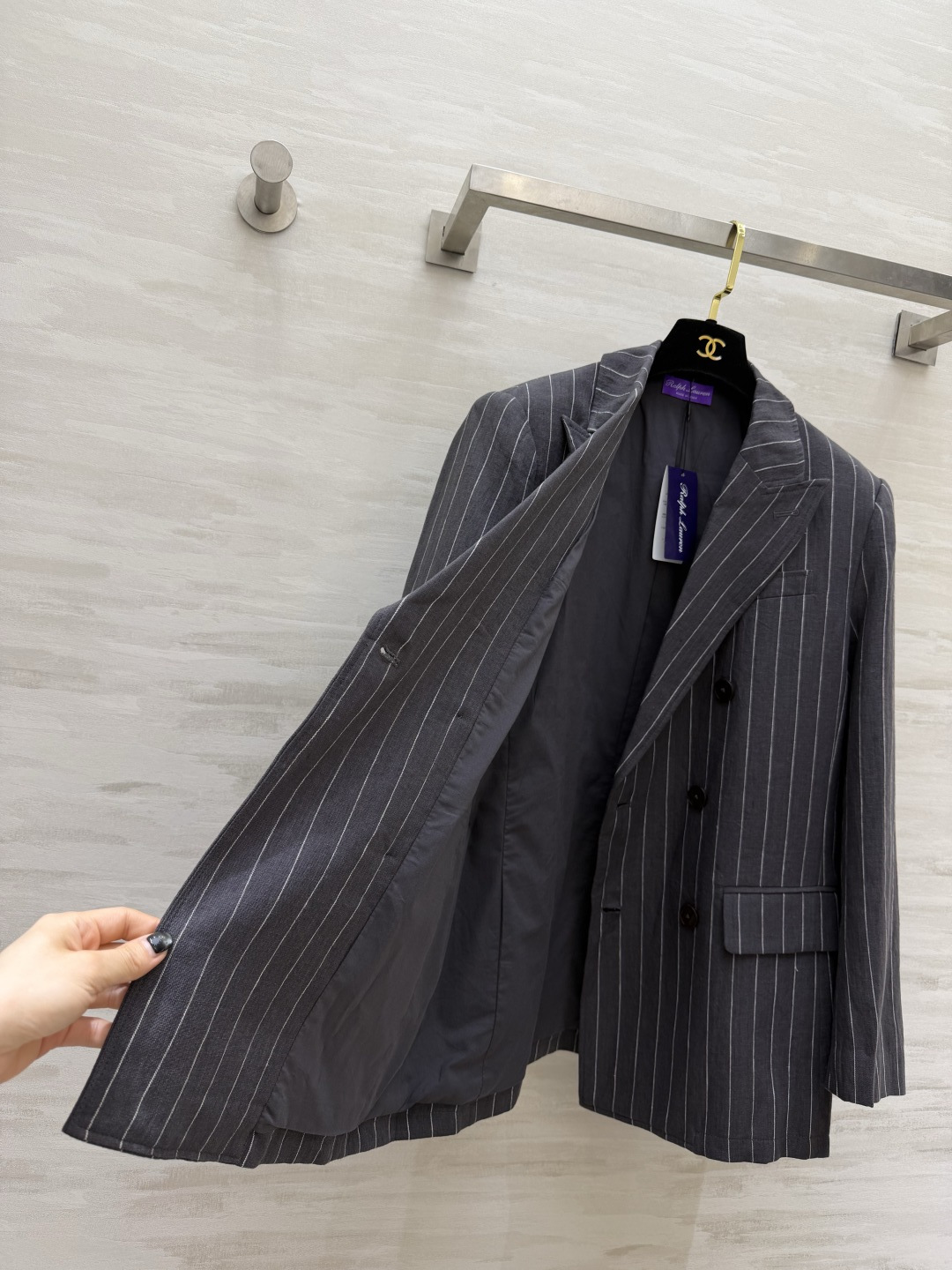 #Ralph Laure♡²⁶紫标系列 白调条纹亚麻西装 清爽利落的双排扣版型 细竖条纹视觉显瘦又拉长比