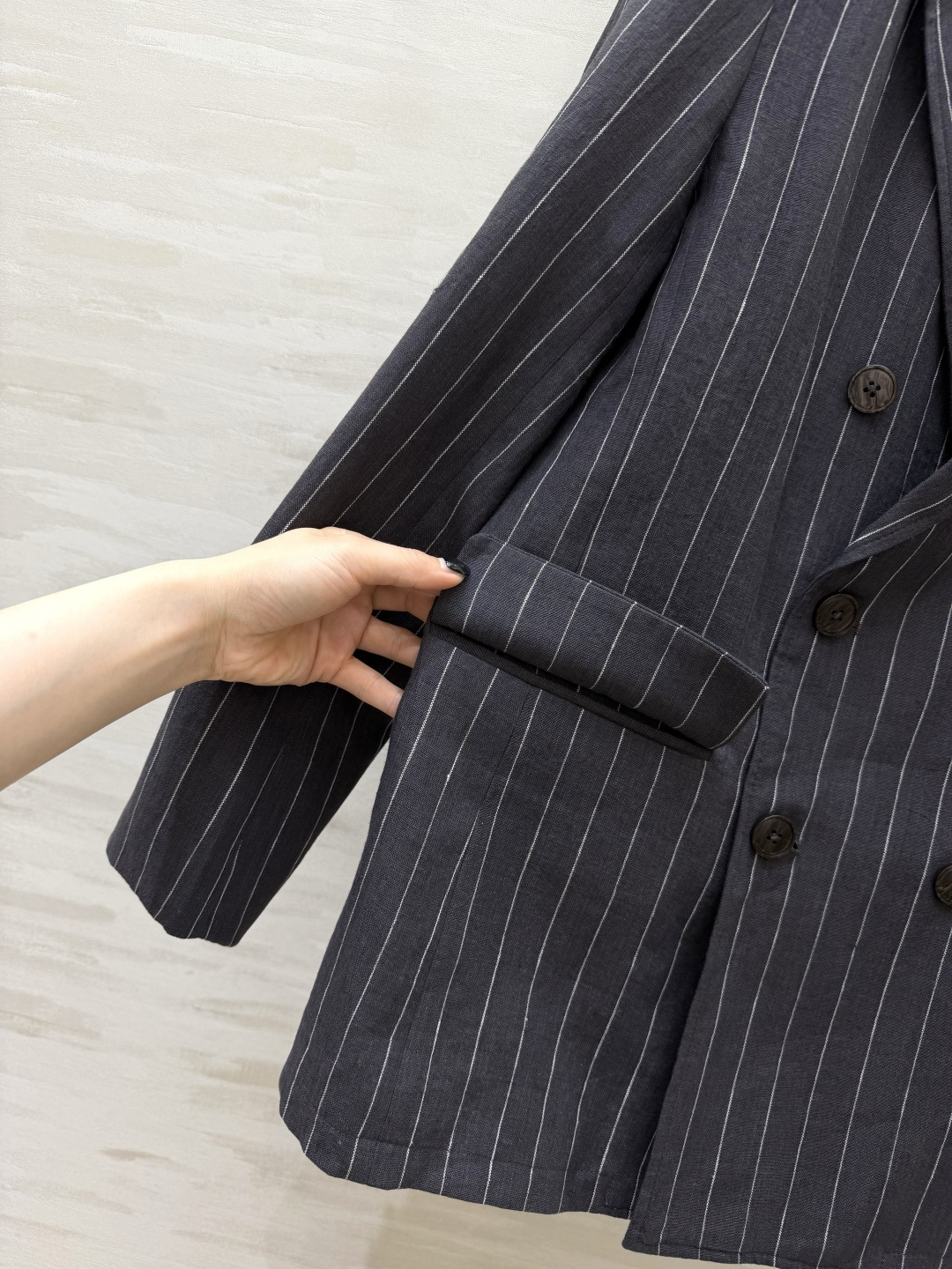 #Ralph Laure♡²⁶紫标系列 白调条纹亚麻西装 清爽利落的双排扣版型 细竖条纹视觉显瘦又拉长比