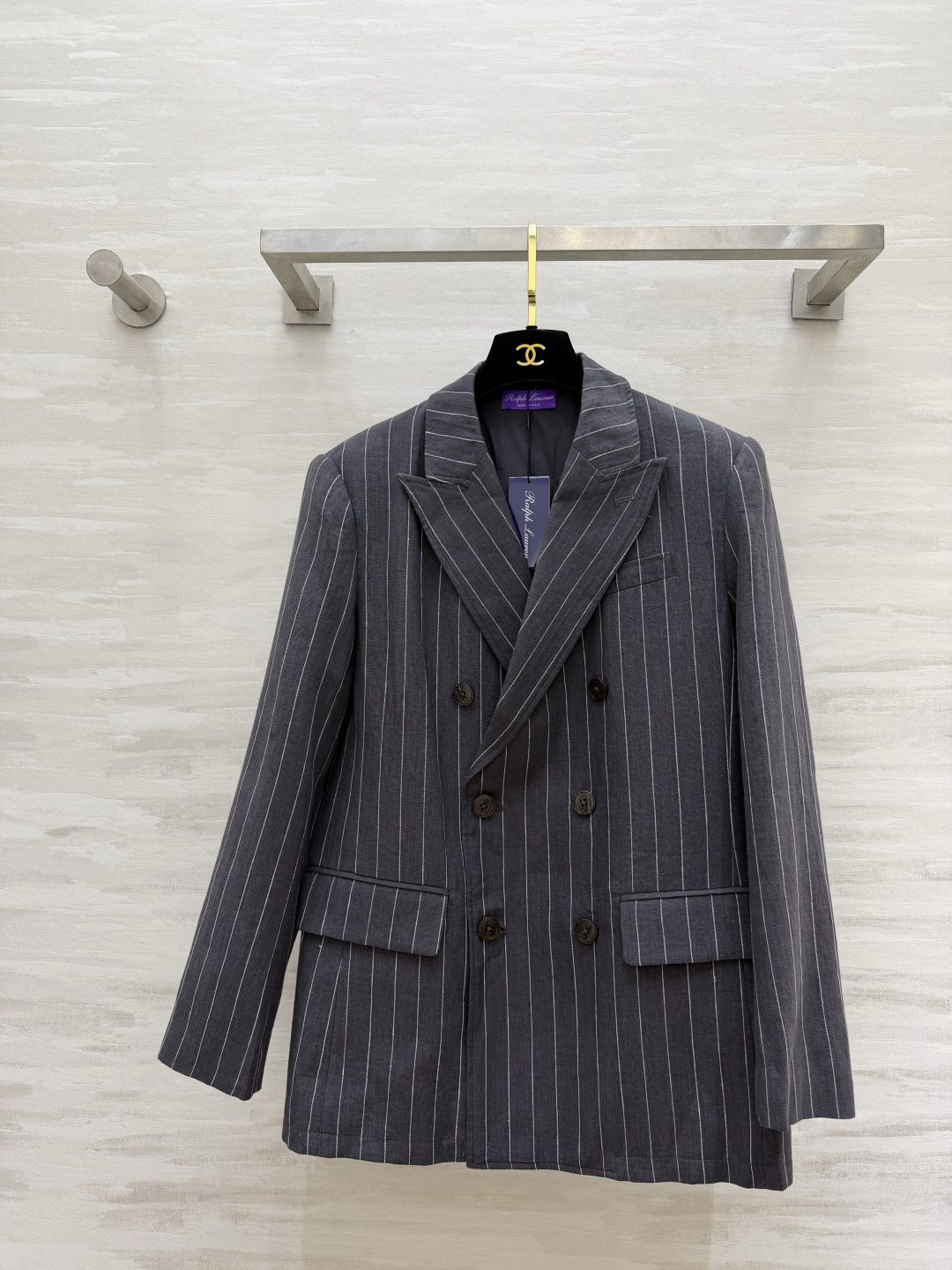 #Ralph Laure♡²⁶紫标系列 白调条纹亚麻西装 清爽利落的双排扣版型 细竖条纹视觉显瘦又拉长比