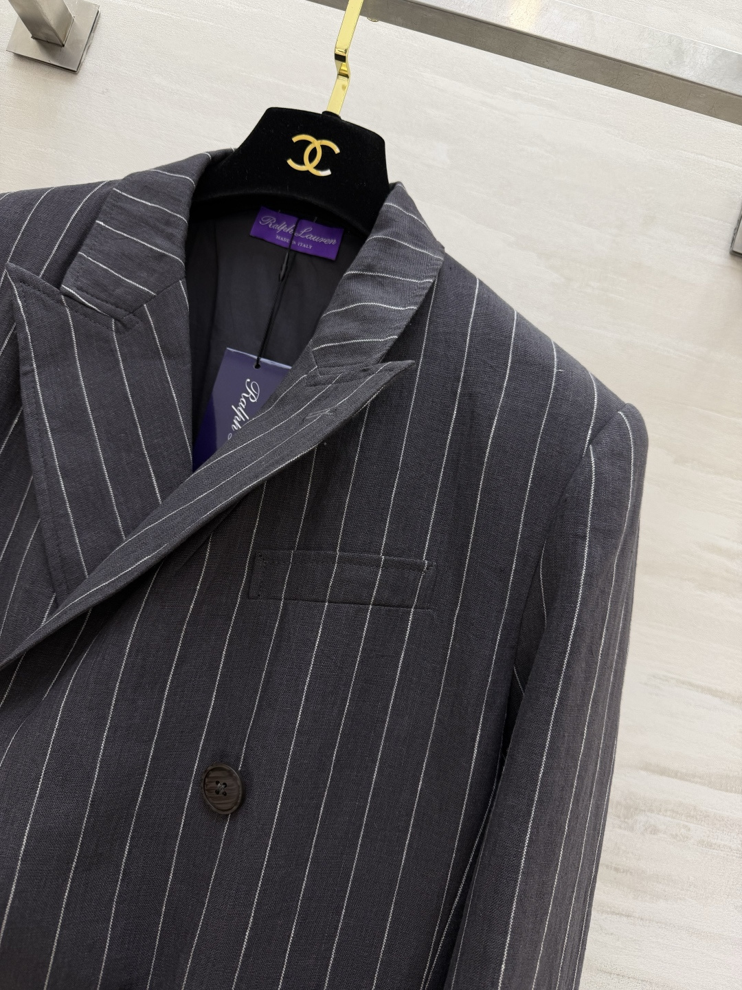 #Ralph Laure♡²⁶紫标系列 白调条纹亚麻西装 清爽利落的双排扣版型 细竖条纹视觉显瘦又拉长比