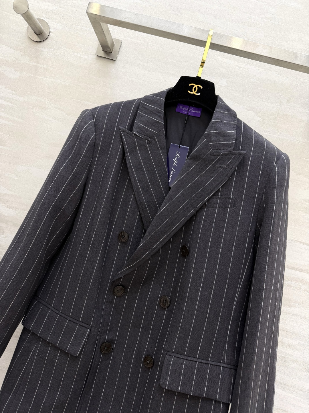 #Ralph Laure♡²⁶紫标系列 白调条纹亚麻西装 清爽利落的双排扣版型 细竖条纹视觉显瘦又拉长比