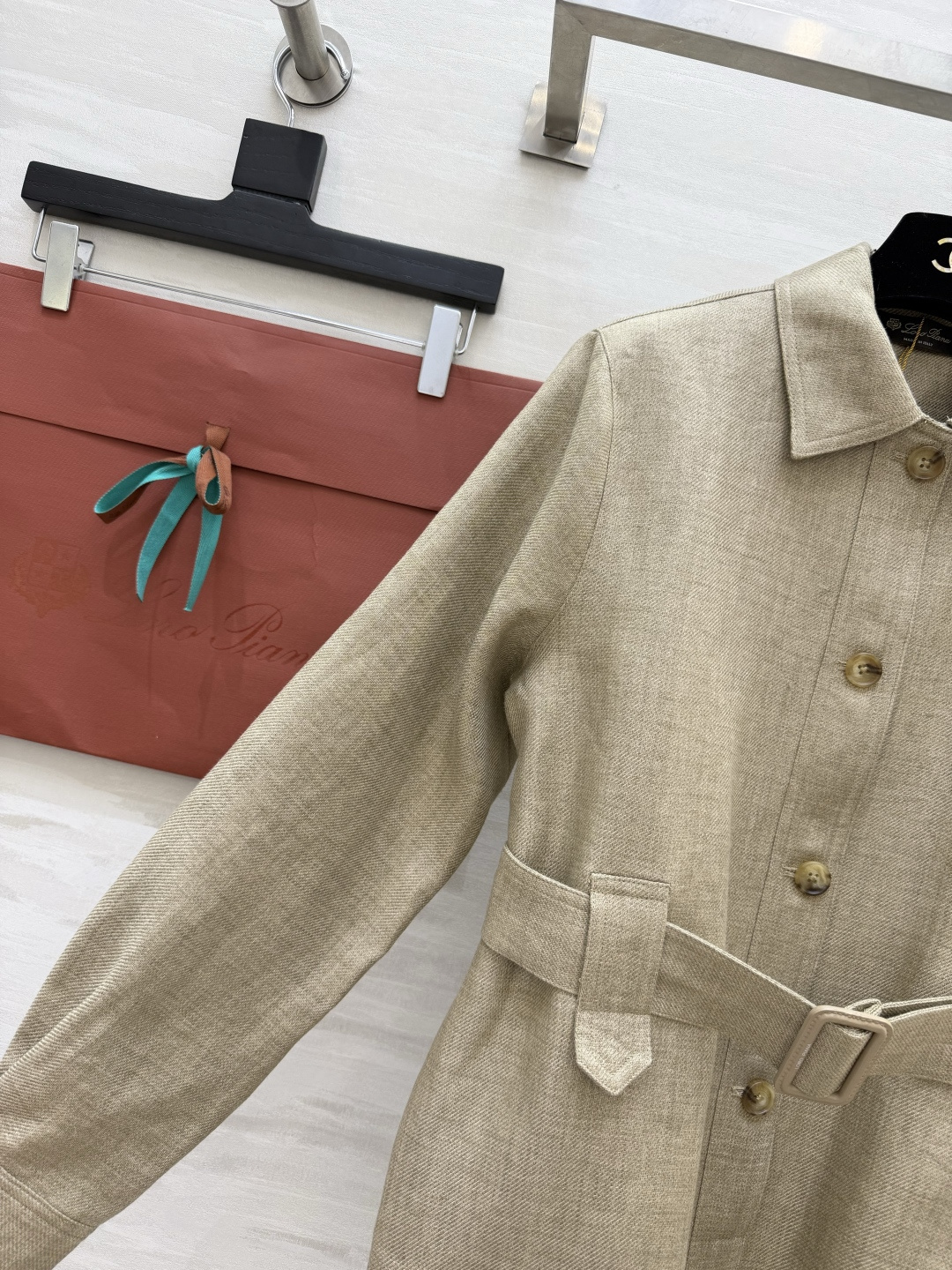 #Loro Pian♡²⁶复古收腰亚麻猎装外套 经典翻领腰带收腰设计 利落剪裁 瞬间掐出优越腰线 优化头