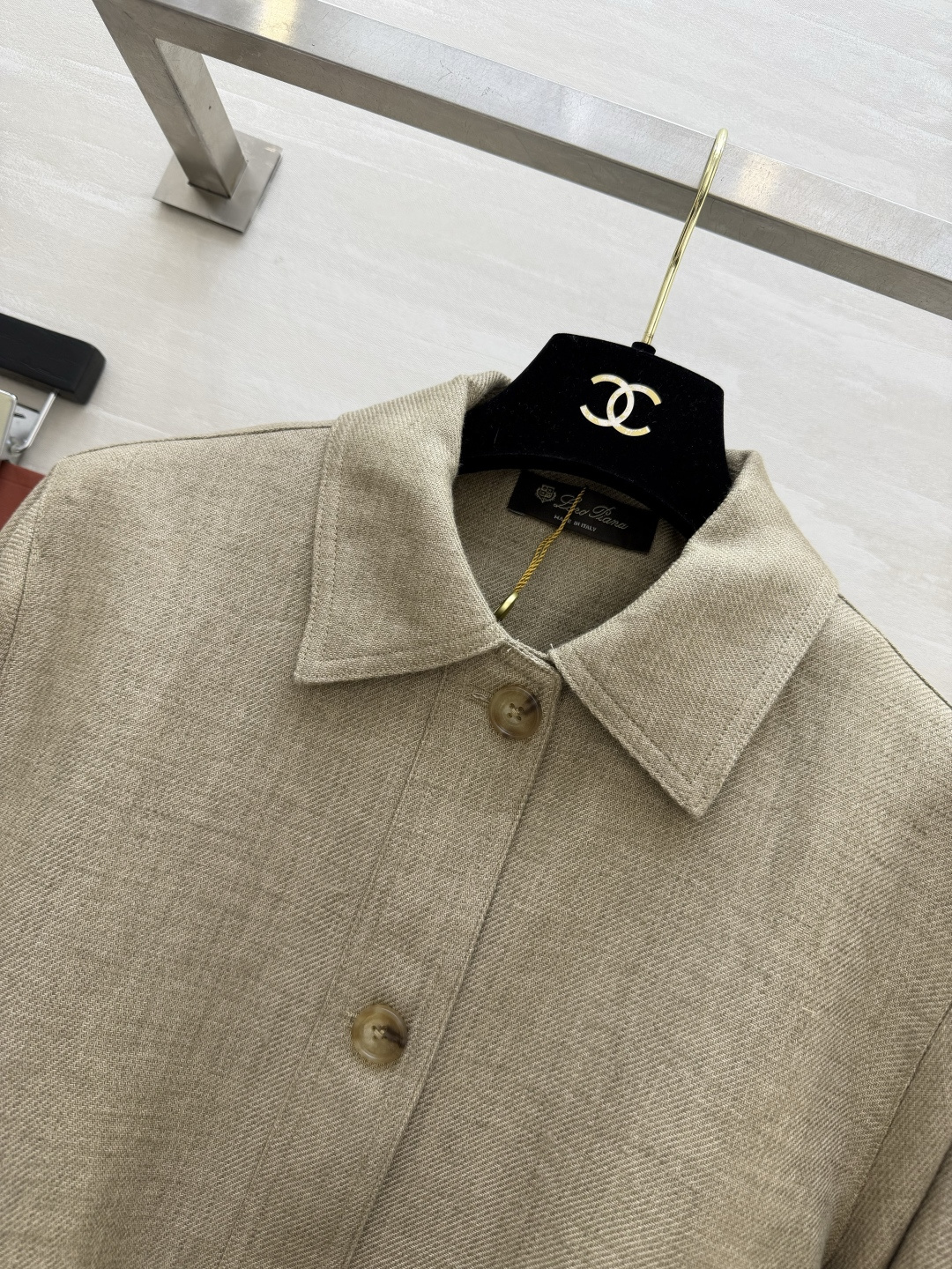 #Loro Pian♡²⁶复古收腰亚麻猎装外套 经典翻领腰带收腰设计 利落剪裁 瞬间掐出优越腰线 优化头