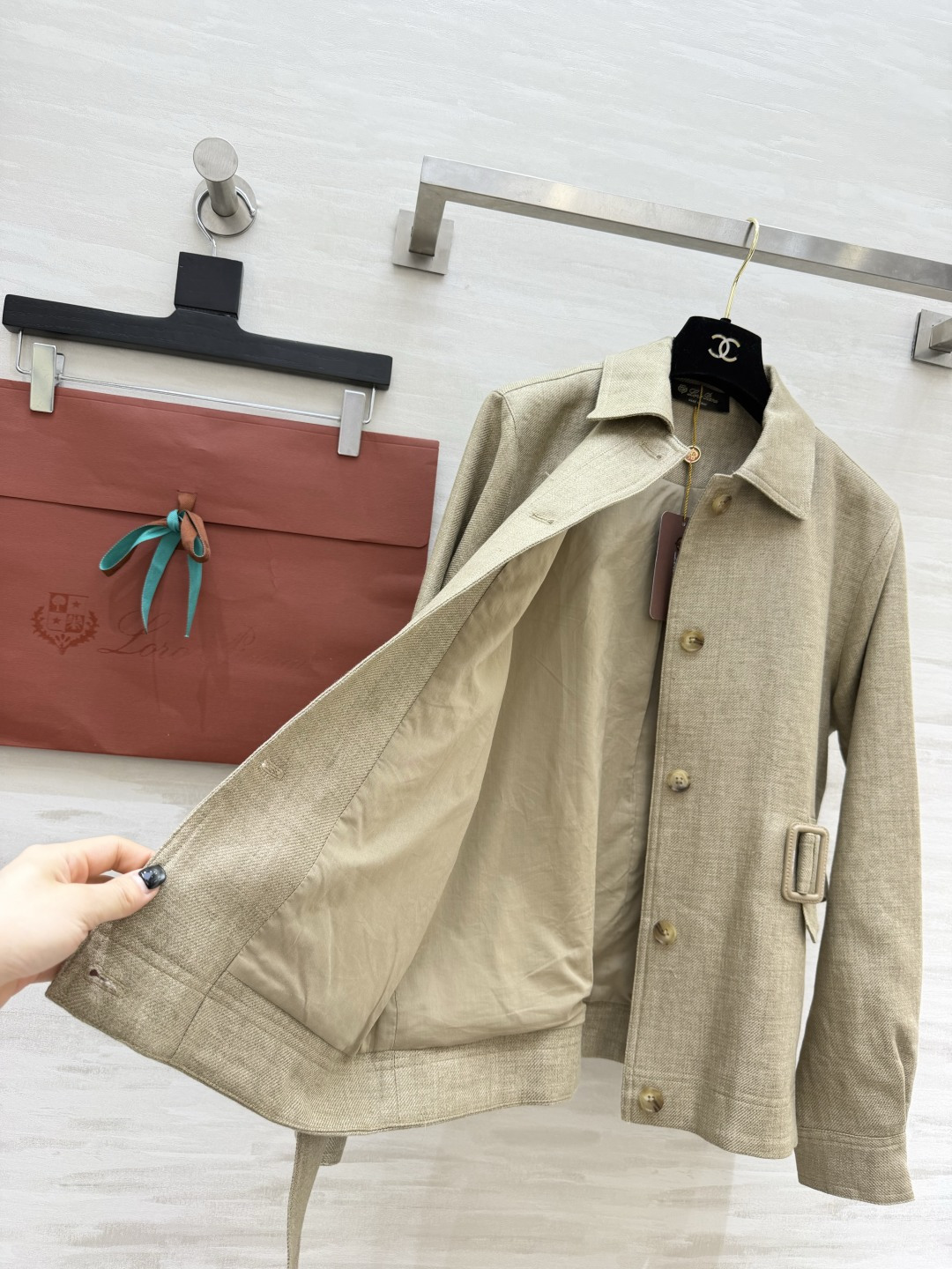 #Loro Pian♡²⁶复古收腰亚麻猎装外套 经典翻领腰带收腰设计 利落剪裁 瞬间掐出优越腰线 优化头