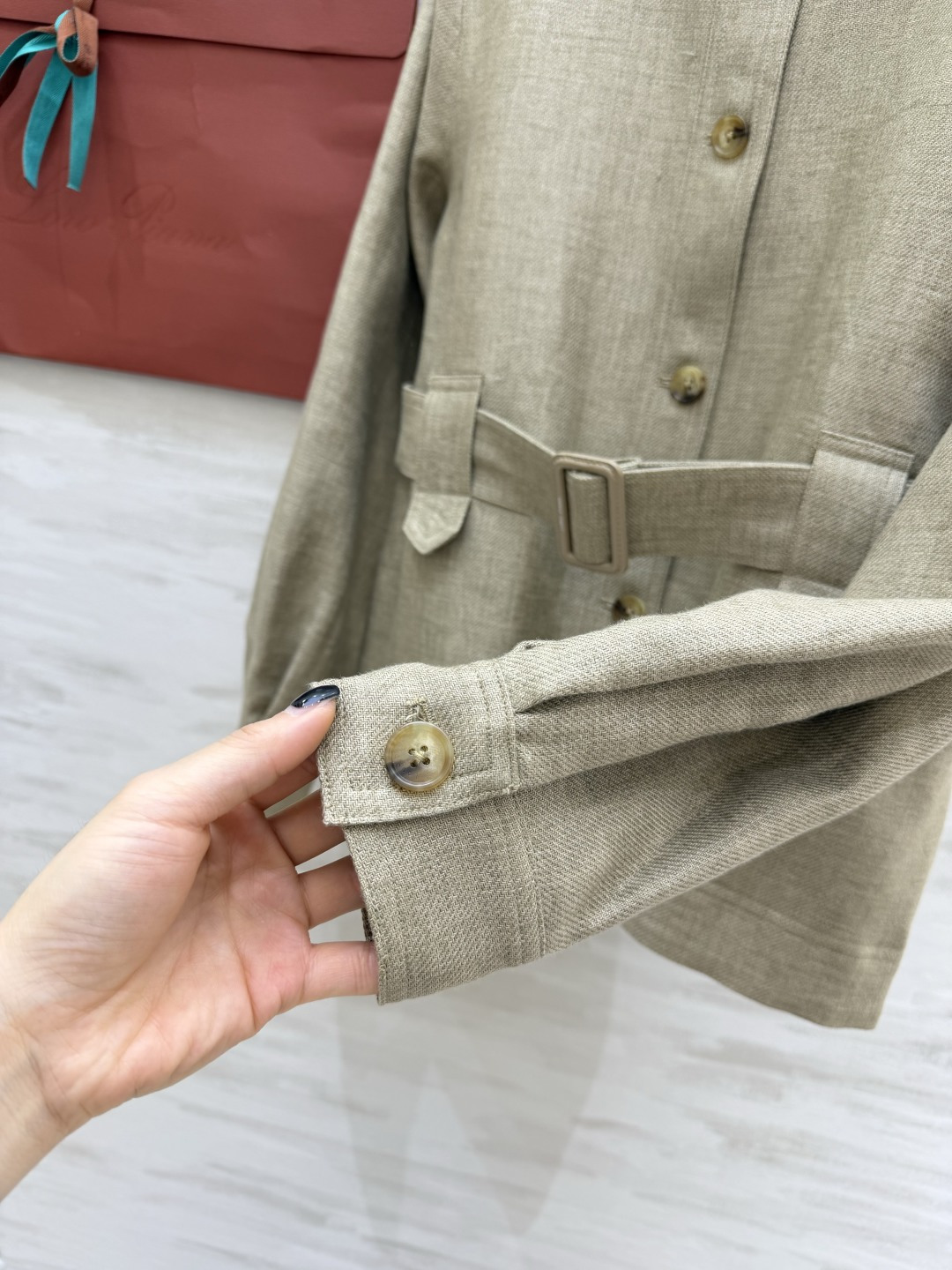 #Loro Pian♡²⁶复古收腰亚麻猎装外套 经典翻领腰带收腰设计 利落剪裁 瞬间掐出优越腰线 优化头