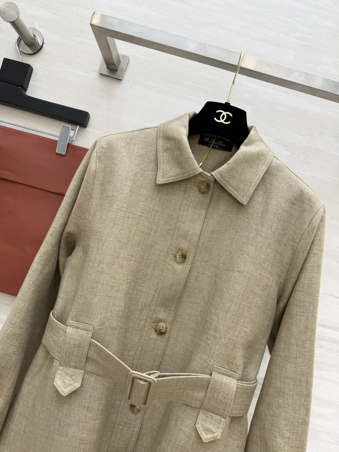 #Loro Pian♡²⁶复古收腰亚麻猎装外套 经典翻领腰带收腰设计 利落剪裁 瞬间掐出优越腰线 优化头