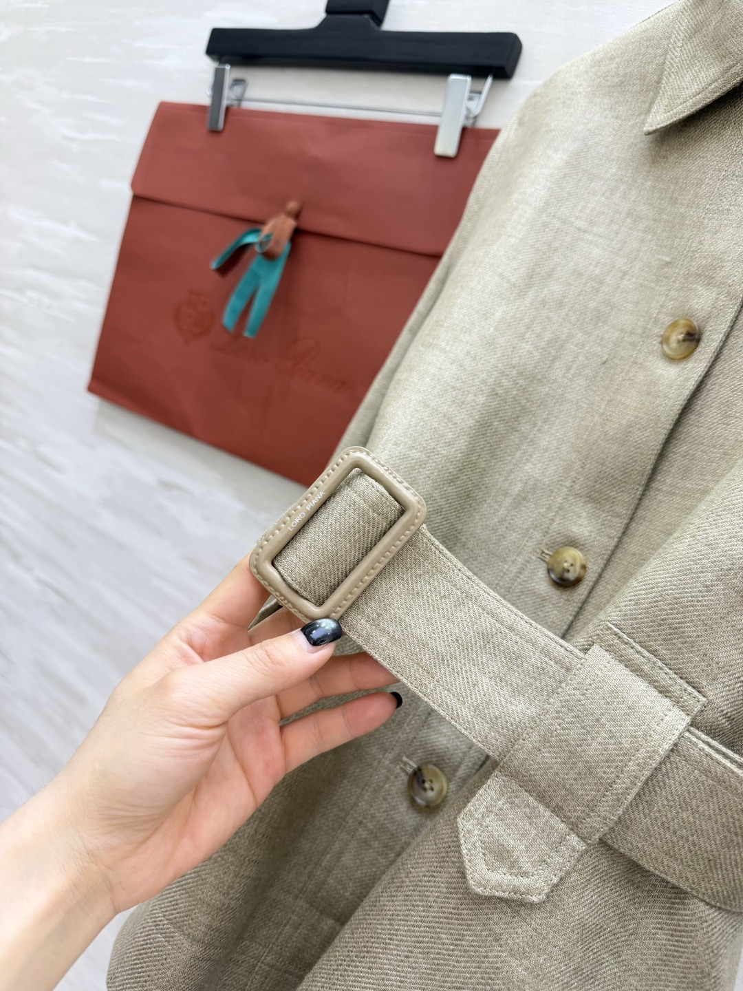 #Loro Pian♡²⁶复古收腰亚麻猎装外套 经典翻领腰带收腰设计 利落剪裁 瞬间掐出优越腰线 优化头