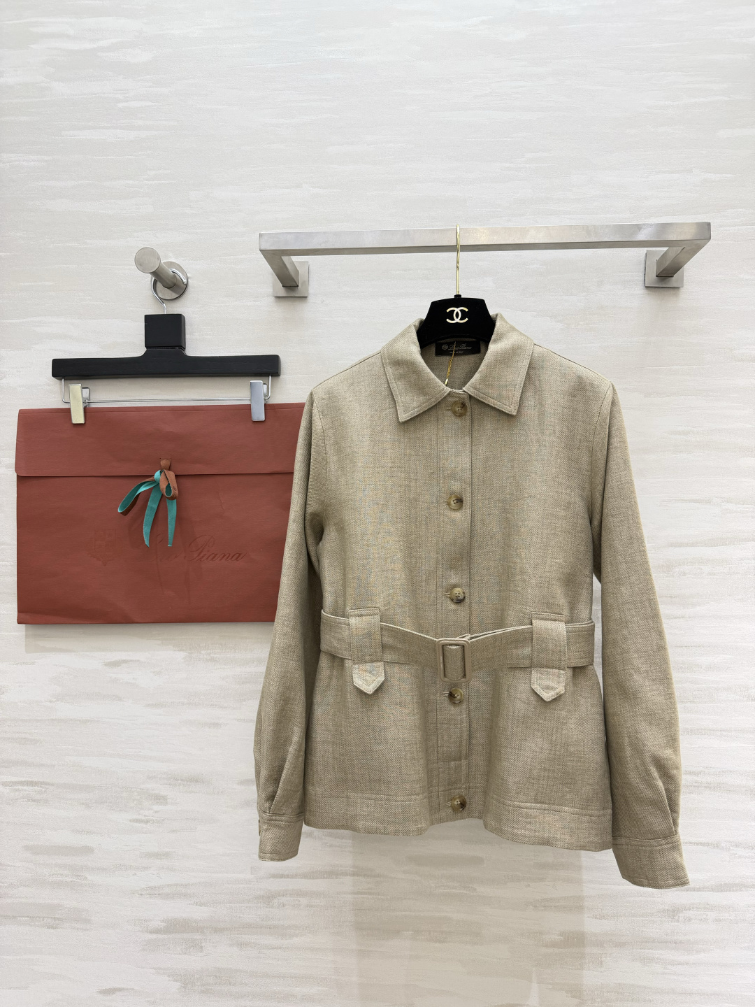 #Loro Pian♡²⁶复古收腰亚麻猎装外套 经典翻领腰带收腰设计 利落剪裁 瞬间掐出优越腰线 优化头