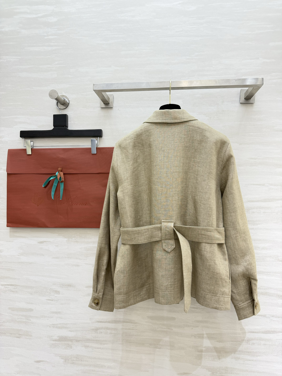 #Loro Pian♡²⁶复古收腰亚麻猎装外套 经典翻领腰带收腰设计 利落剪裁 瞬间掐出优越腰线 优化头