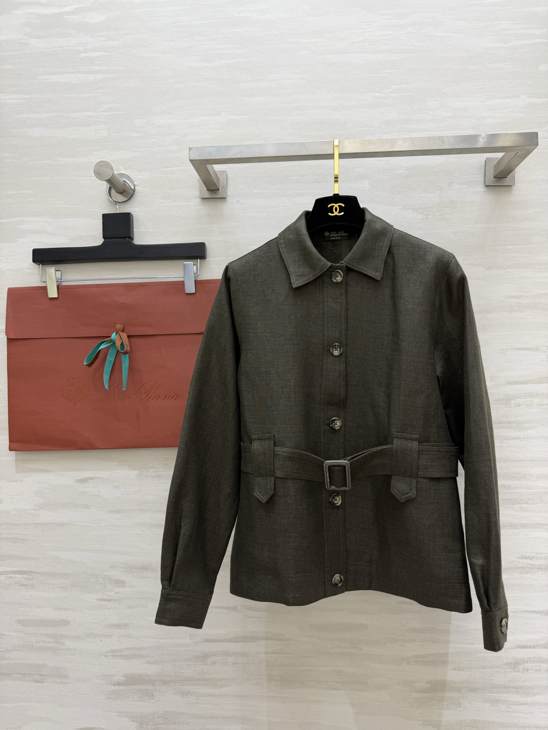 #Loro Pian♡²⁶复古收腰亚麻猎装外套 经典翻领腰带收腰设计 利落剪裁 瞬间掐出优越腰线 优化头