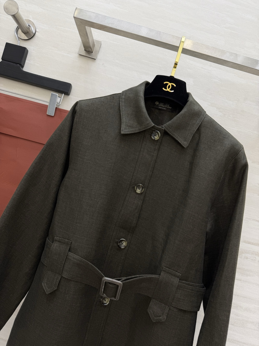 #Loro Pian♡²⁶复古收腰亚麻猎装外套 经典翻领腰带收腰设计 利落剪裁 瞬间掐出优越腰线 优化头