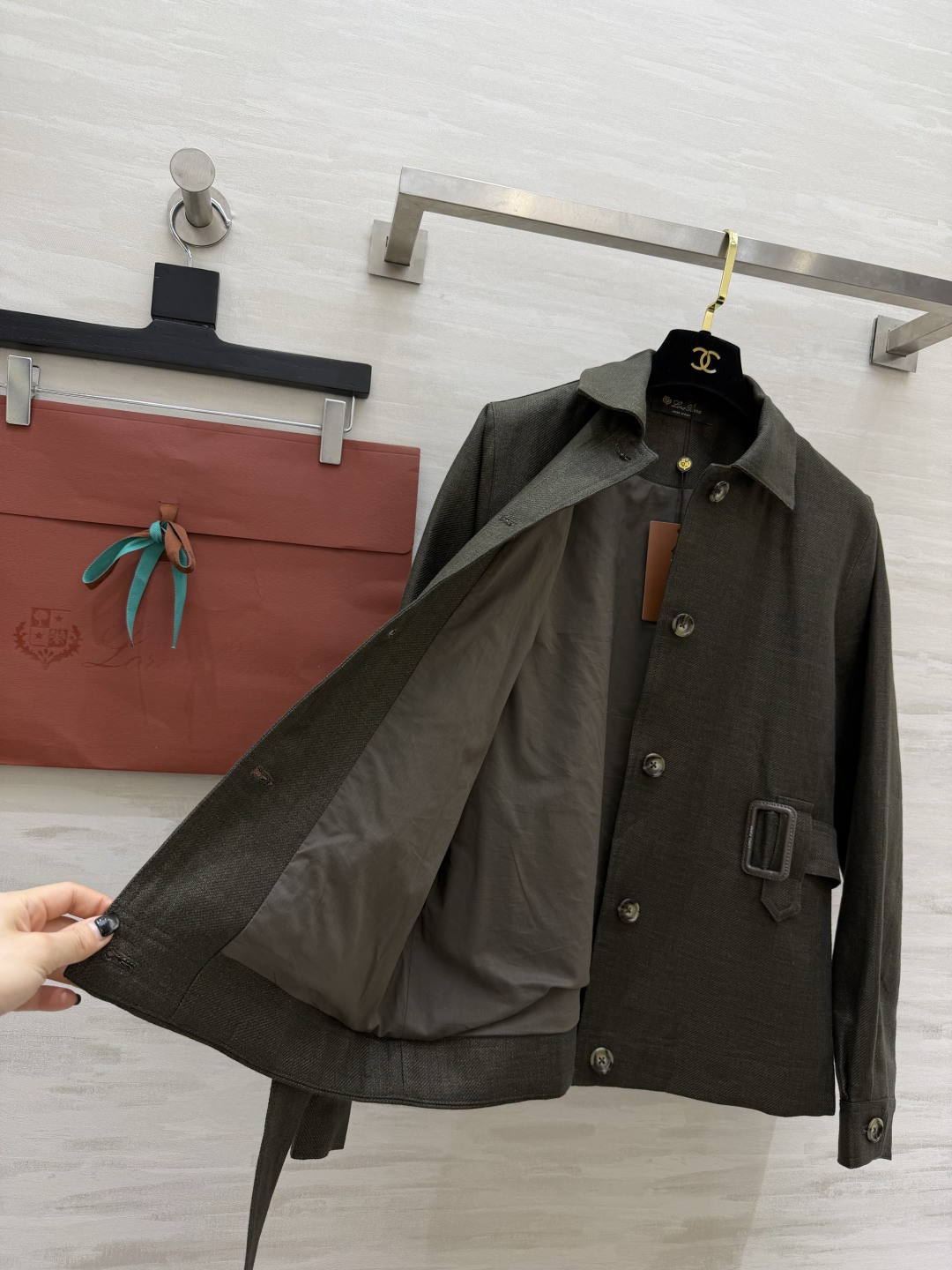 #Loro Pian♡²⁶复古收腰亚麻猎装外套 经典翻领腰带收腰设计 利落剪裁 瞬间掐出优越腰线 优化头