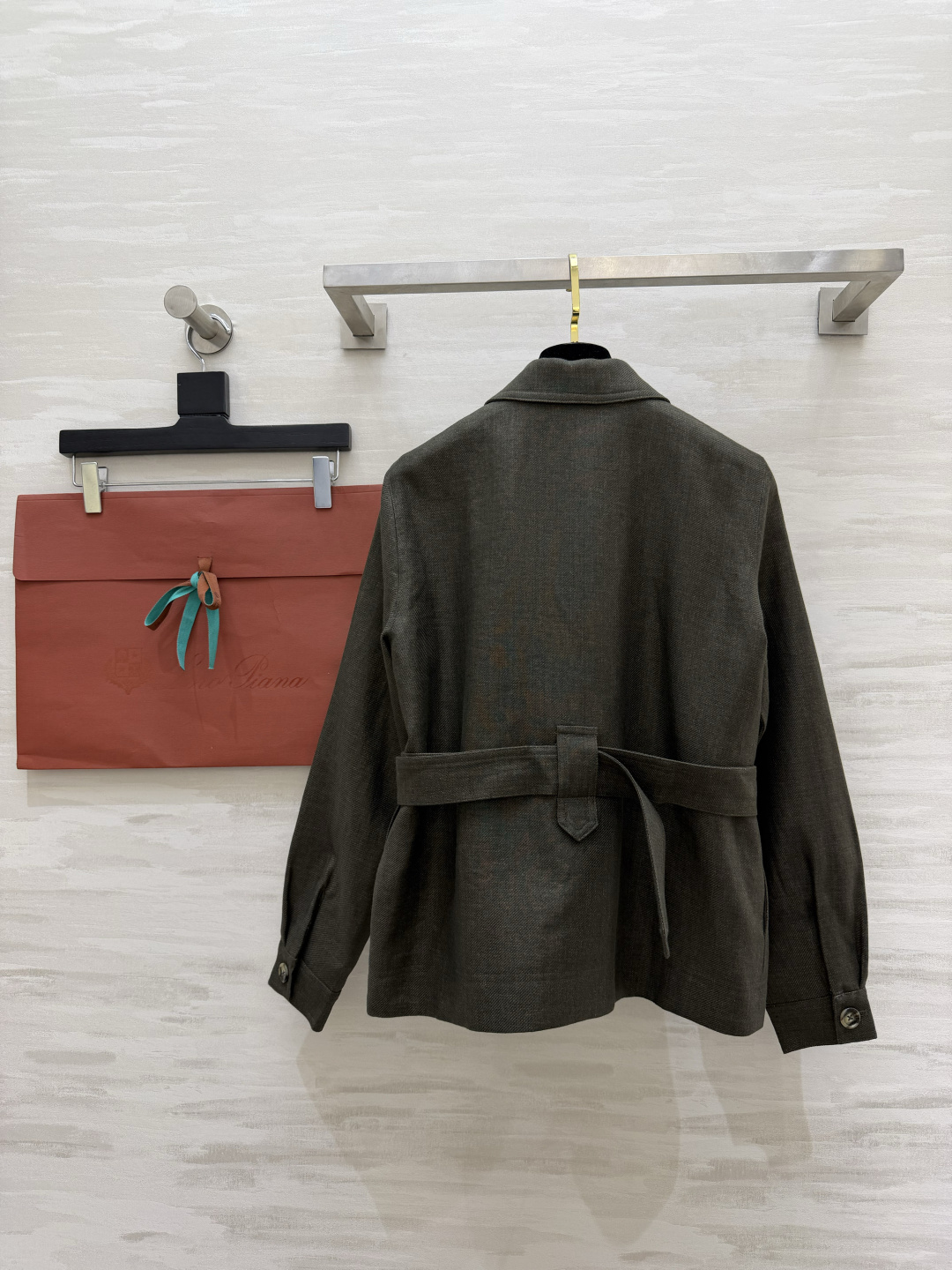 #Loro Pian♡²⁶复古收腰亚麻猎装外套 经典翻领腰带收腰设计 利落剪裁 瞬间掐出优越腰线 优化头