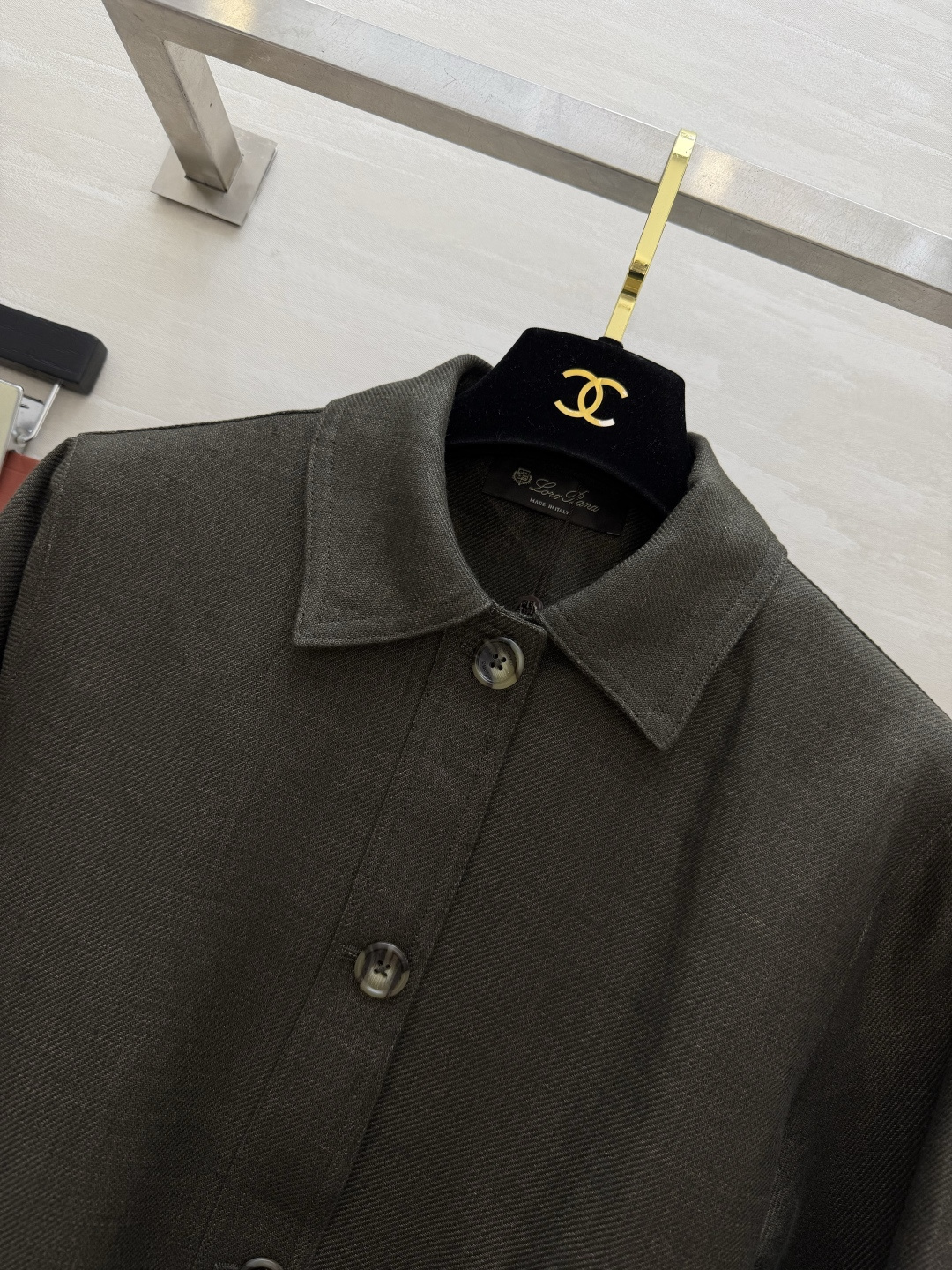 #Loro Pian♡²⁶复古收腰亚麻猎装外套 经典翻领腰带收腰设计 利落剪裁 瞬间掐出优越腰线 优化头