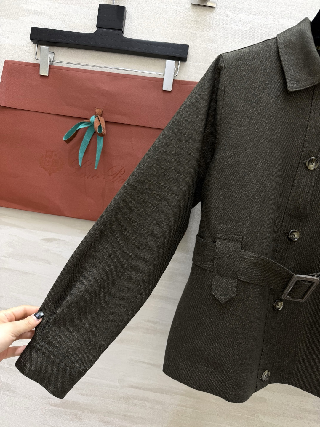 #Loro Pian♡²⁶复古收腰亚麻猎装外套 经典翻领腰带收腰设计 利落剪裁 瞬间掐出优越腰线 优化头