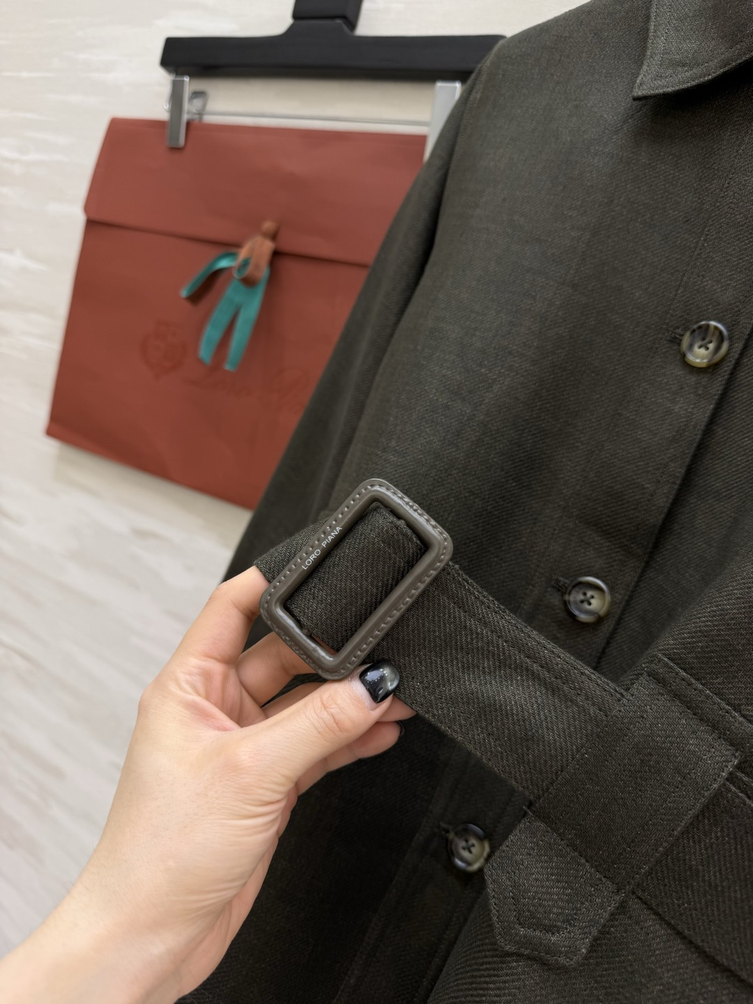 #Loro Pian♡²⁶复古收腰亚麻猎装外套 经典翻领腰带收腰设计 利落剪裁 瞬间掐出优越腰线 优化头