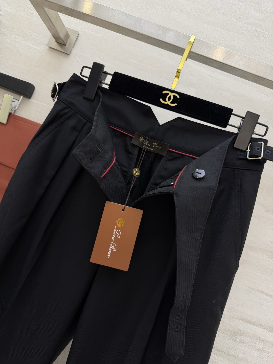 #Loro Pian♡²⁶气质黑色阔腿裤 利落打褶 复古卷裤脚 精致调节腰袢 每一处细节都透着低调品味 