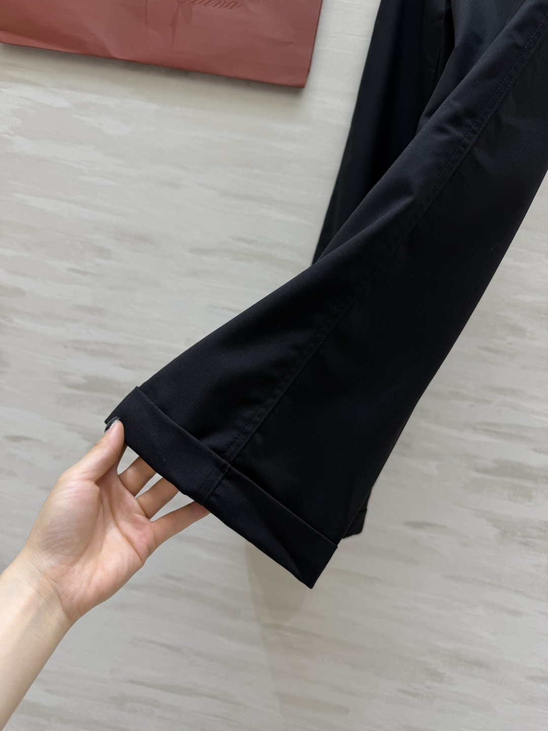 #Loro Pian♡²⁶气质黑色阔腿裤 利落打褶 复古卷裤脚 精致调节腰袢 每一处细节都透着低调品味 