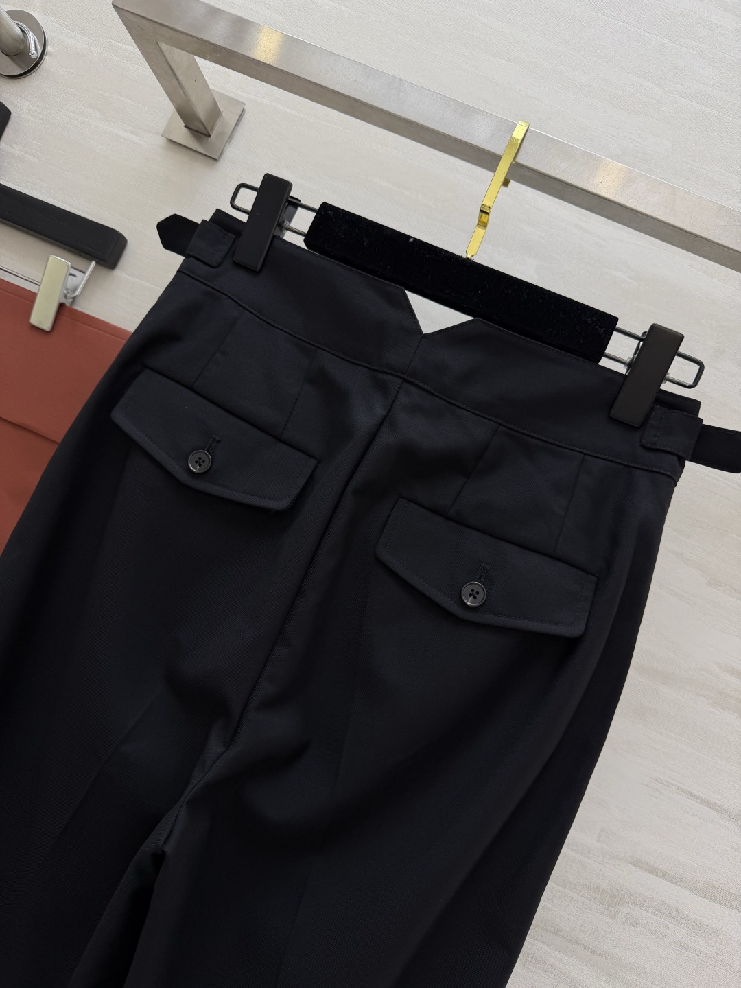 #Loro Pian♡²⁶气质黑色阔腿裤 利落打褶 复古卷裤脚 精致调节腰袢 每一处细节都透着低调品味 