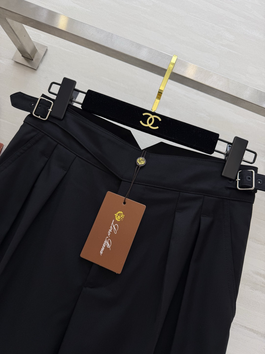 #Loro Pian♡²⁶气质黑色阔腿裤 利落打褶 复古卷裤脚 精致调节腰袢 每一处细节都透着低调品味 