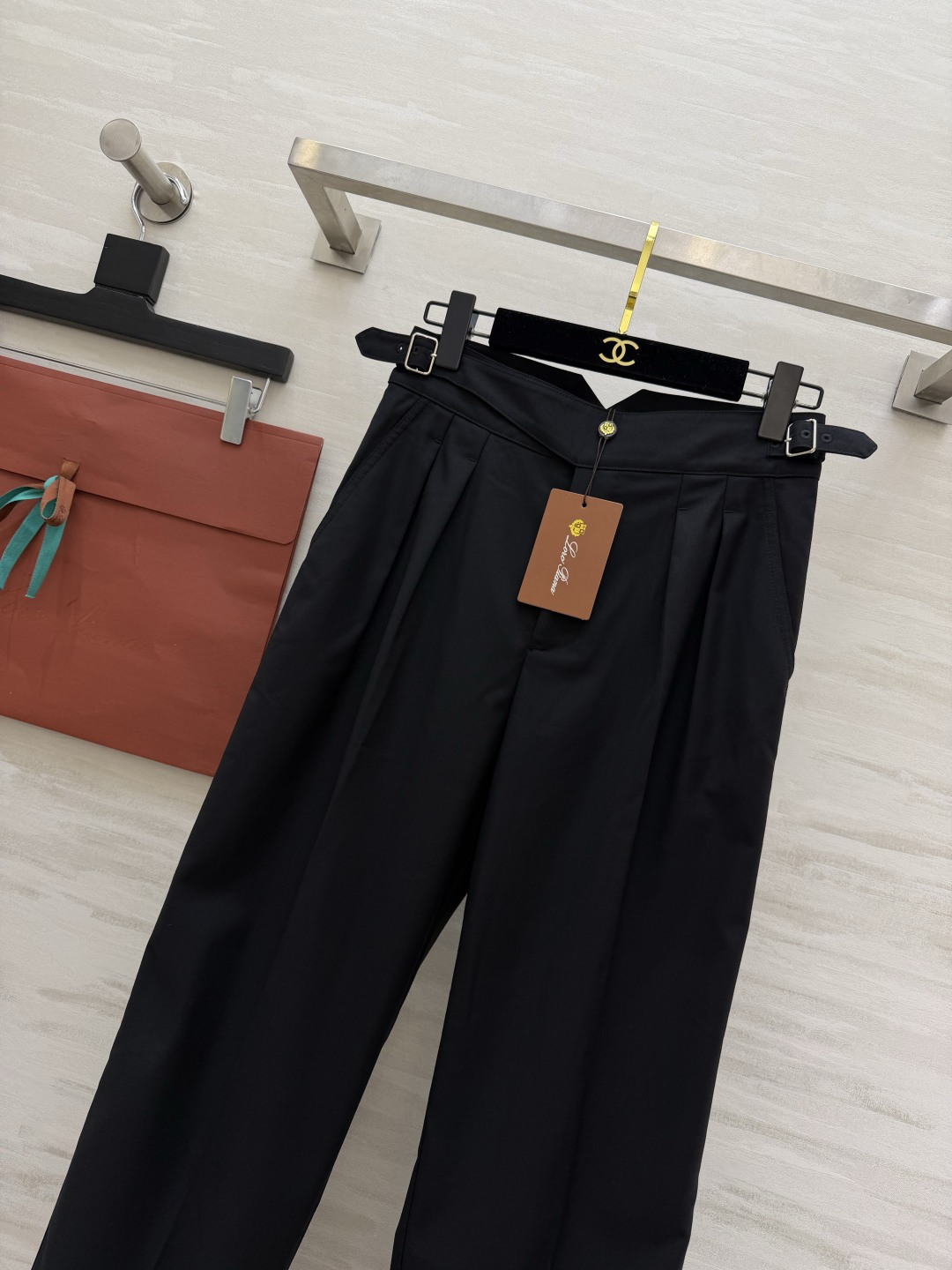 #Loro Pian♡²⁶气质黑色阔腿裤 利落打褶 复古卷裤脚 精致调节腰袢 每一处细节都透着低调品味 