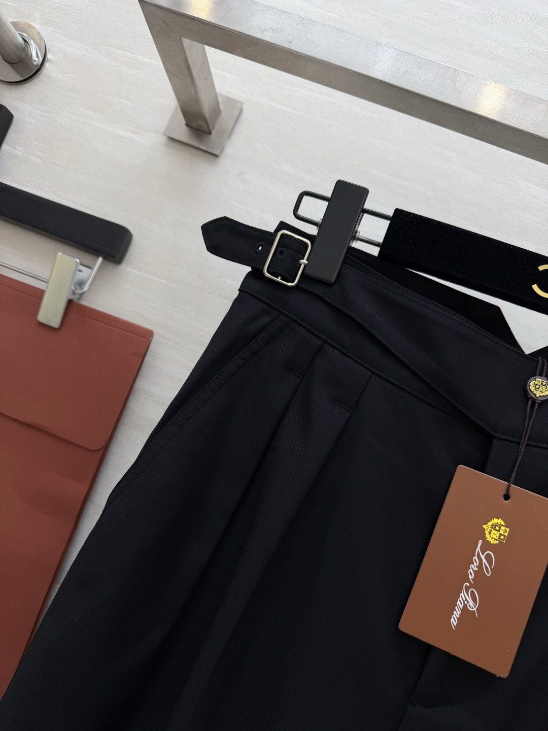 #Loro Pian♡²⁶气质黑色阔腿裤 利落打褶 复古卷裤脚 精致调节腰袢 每一处细节都透着低调品味 