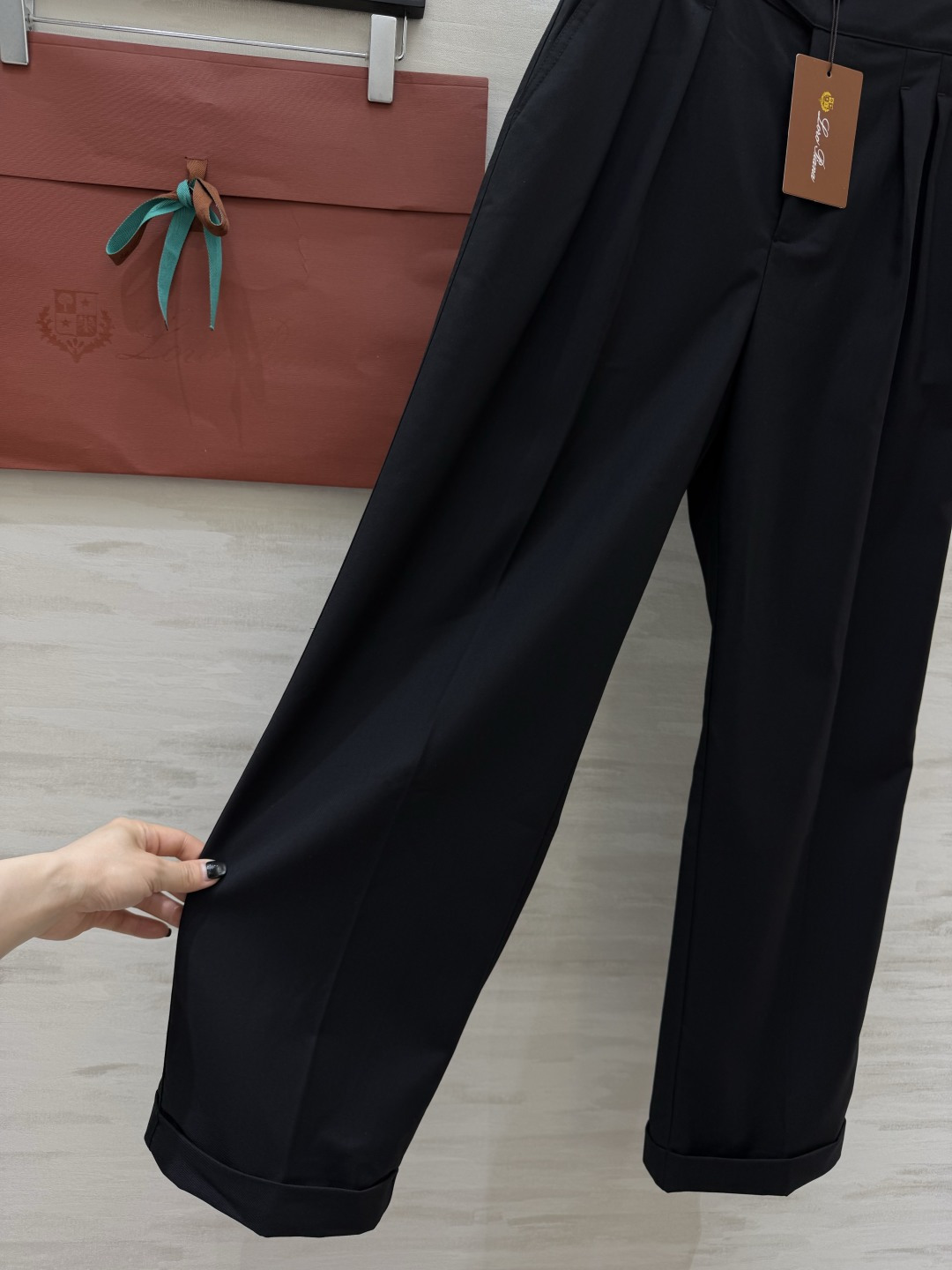 #Loro Pian♡²⁶气质黑色阔腿裤 利落打褶 复古卷裤脚 精致调节腰袢 每一处细节都透着低调品味 