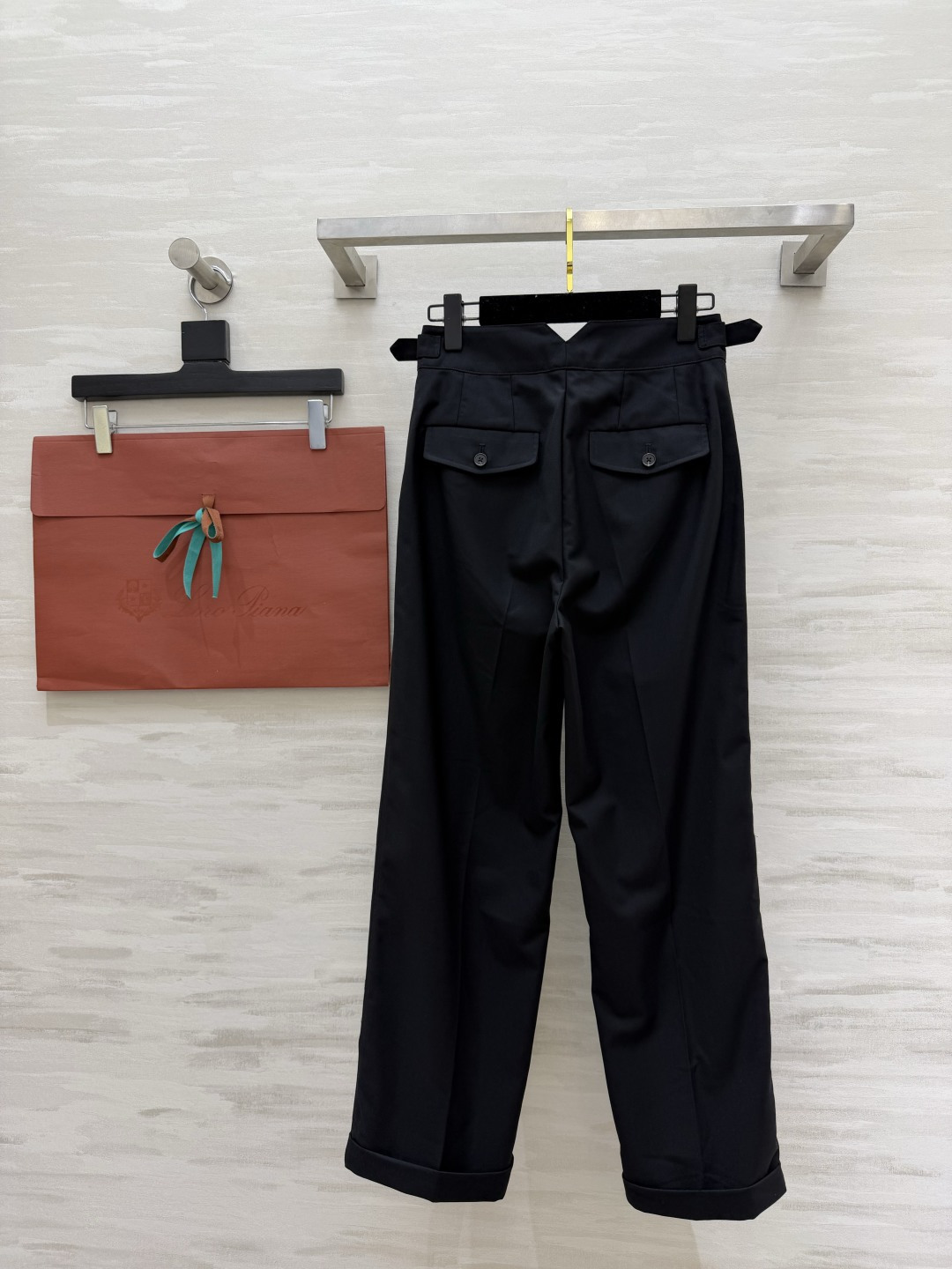 #Loro Pian♡²⁶气质黑色阔腿裤 利落打褶 复古卷裤脚 精致调节腰袢 每一处细节都透着低调品味 