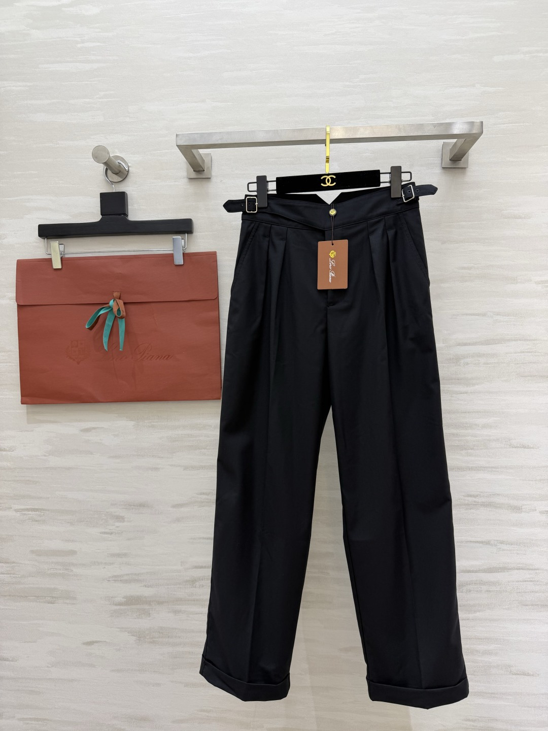 #Loro Pian♡²⁶气质黑色阔腿裤 利落打褶 复古卷裤脚 精致调节腰袢 每一处细节都透着低调品味 