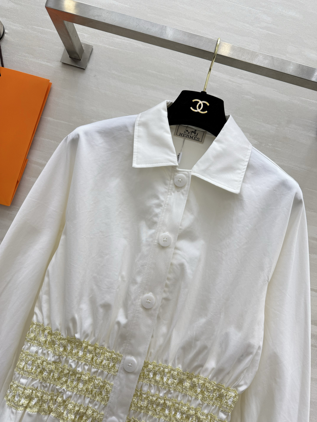 #Herme♡²⁶复古收腰衬衣 利落翻领搭配矜贵细闪打揽工艺 松紧收腰设计 轻松穿出九头身比例 宽松袖型