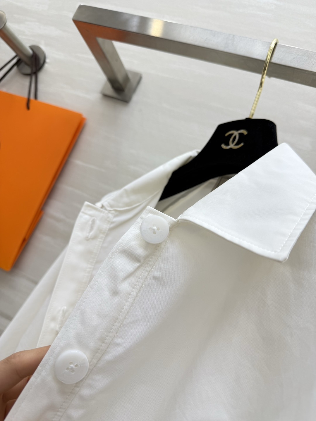 #Herme♡²⁶复古收腰衬衣 利落翻领搭配矜贵细闪打揽工艺 松紧收腰设计 轻松穿出九头身比例 宽松袖型