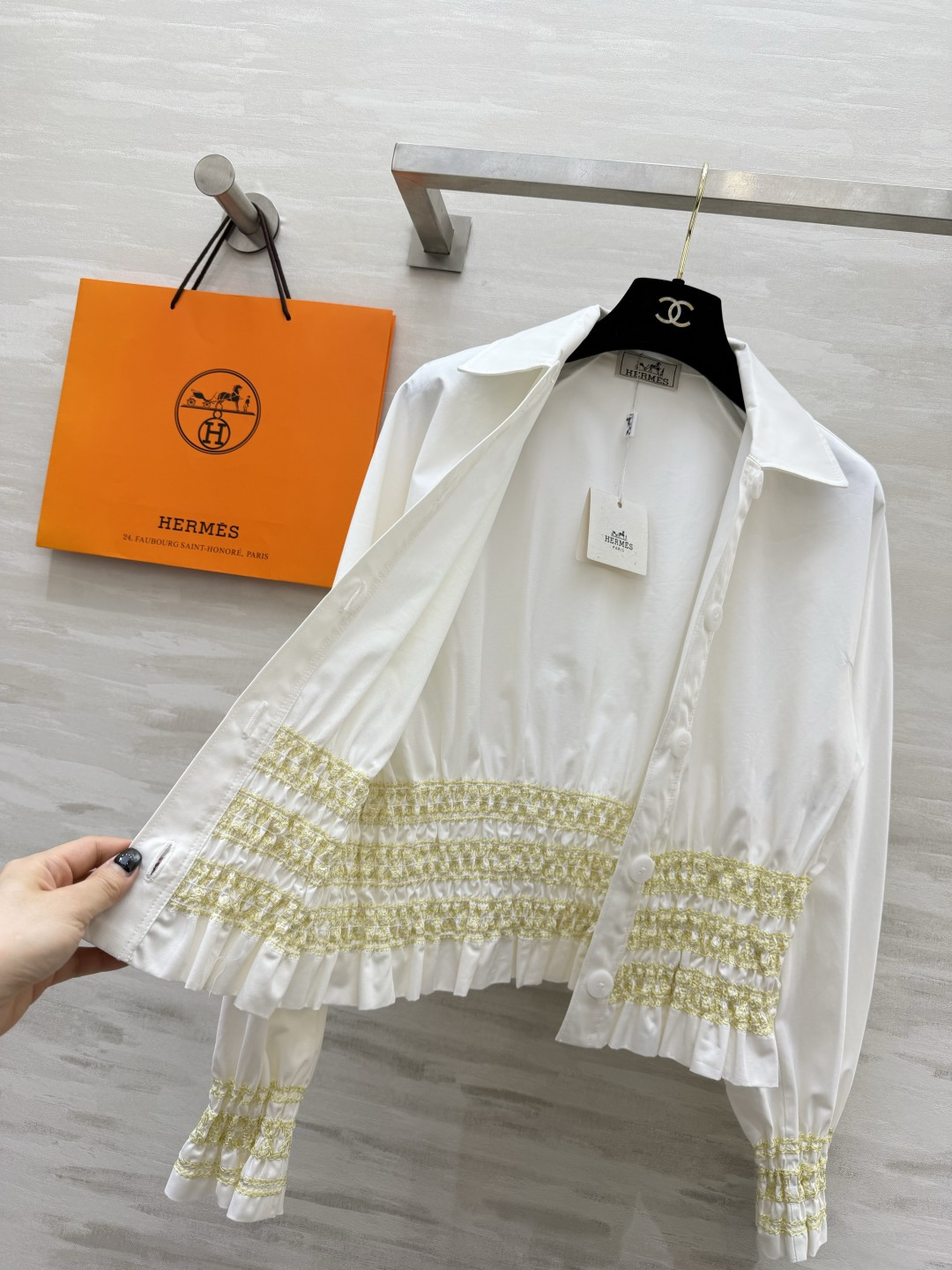 #Herme♡²⁶复古收腰衬衣 利落翻领搭配矜贵细闪打揽工艺 松紧收腰设计 轻松穿出九头身比例 宽松袖型