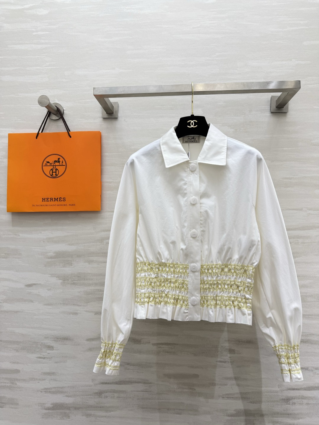 #Herme♡²⁶复古收腰衬衣 利落翻领搭配矜贵细闪打揽工艺 松紧收腰设计 轻松穿出九头身比例 宽松袖型