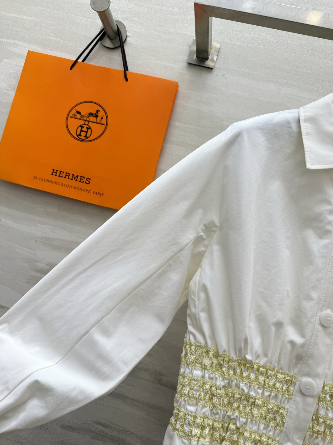 #Herme♡²⁶复古收腰衬衣 利落翻领搭配矜贵细闪打揽工艺 松紧收腰设计 轻松穿出九头身比例 宽松袖型