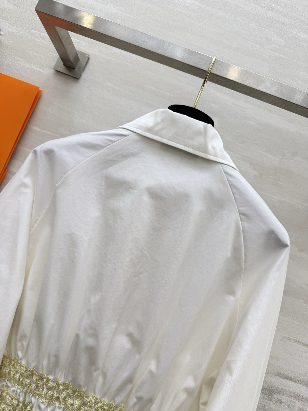 #Herme♡²⁶复古收腰衬衣 利落翻领搭配矜贵细闪打揽工艺 松紧收腰设计 轻松穿出九头身比例 宽松袖型