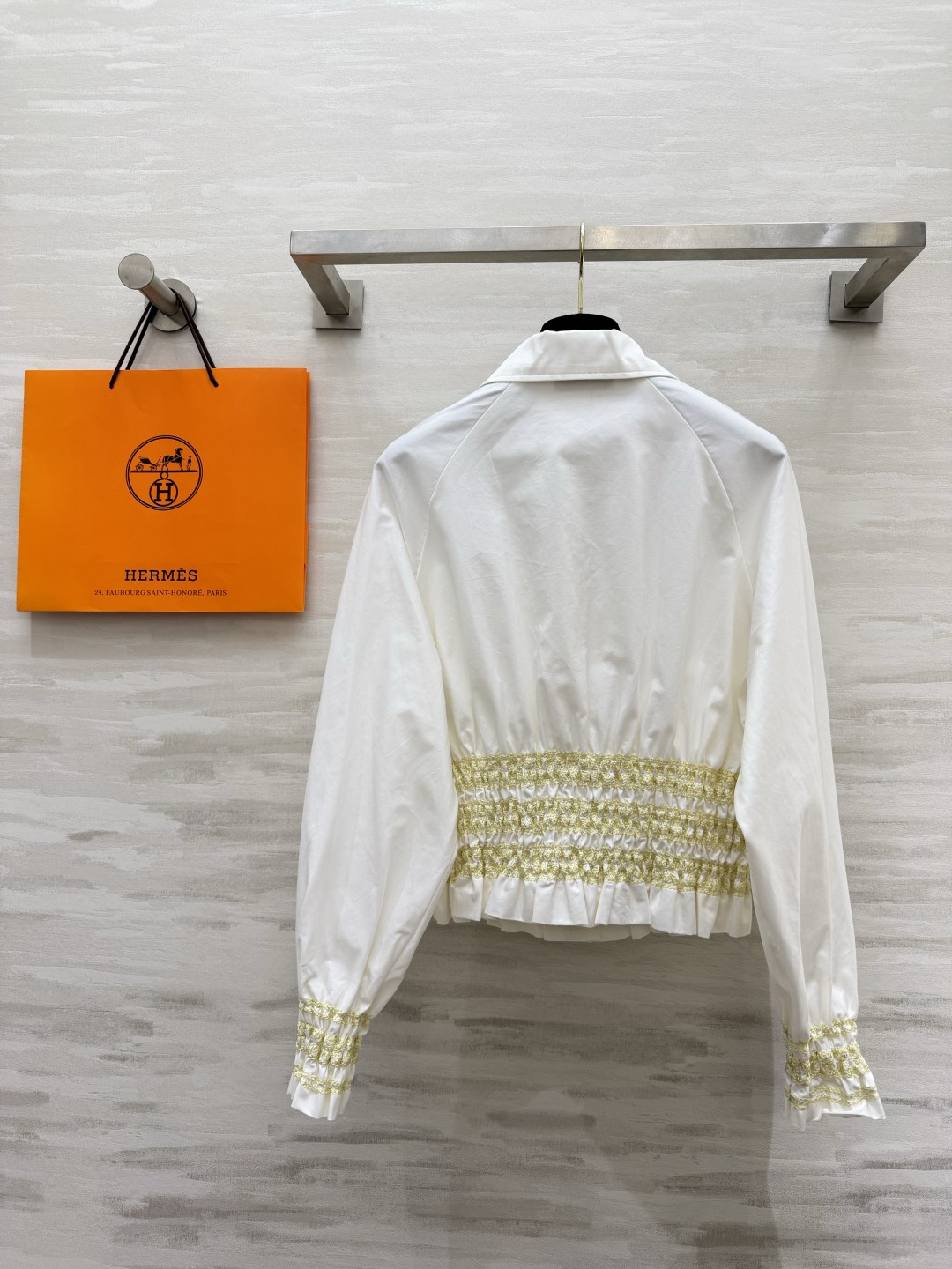 #Herme♡²⁶复古收腰衬衣 利落翻领搭配矜贵细闪打揽工艺 松紧收腰设计 轻松穿出九头身比例 宽松袖型