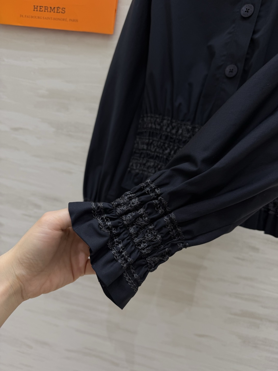 #Herme♡²⁶复古收腰衬衣 利落翻领搭配矜贵细闪打揽工艺 松紧收腰设计 轻松穿出九头身比例 宽松袖型