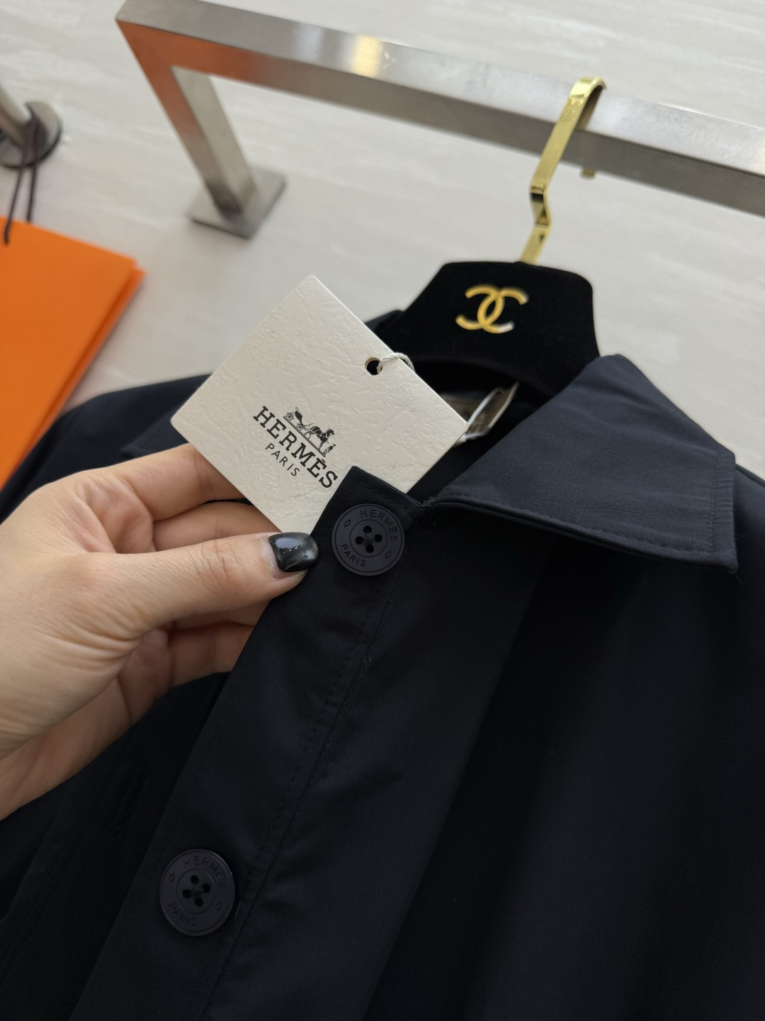 #Herme♡²⁶复古收腰衬衣 利落翻领搭配矜贵细闪打揽工艺 松紧收腰设计 轻松穿出九头身比例 宽松袖型