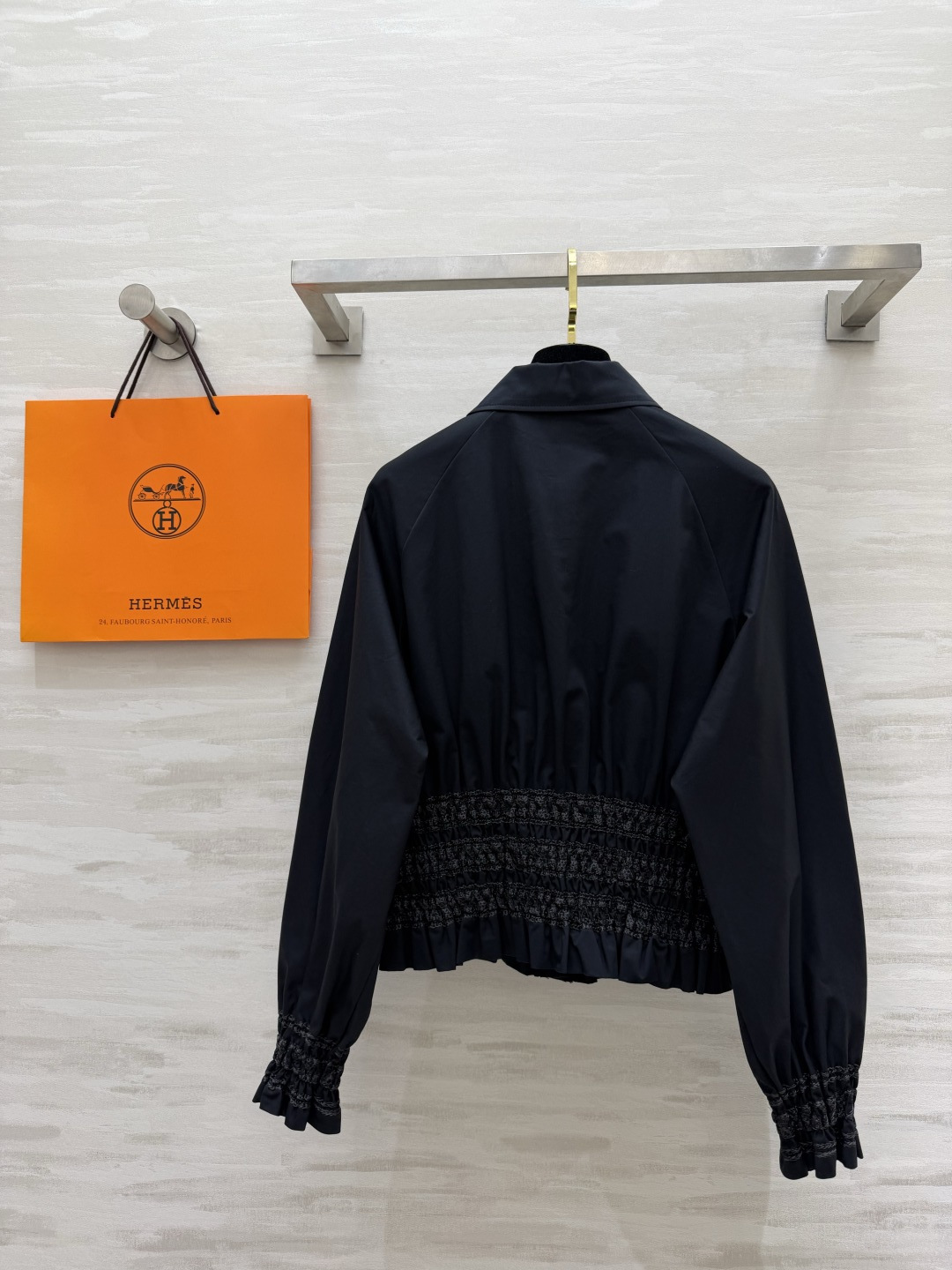 #Herme♡²⁶复古收腰衬衣 利落翻领搭配矜贵细闪打揽工艺 松紧收腰设计 轻松穿出九头身比例 宽松袖型