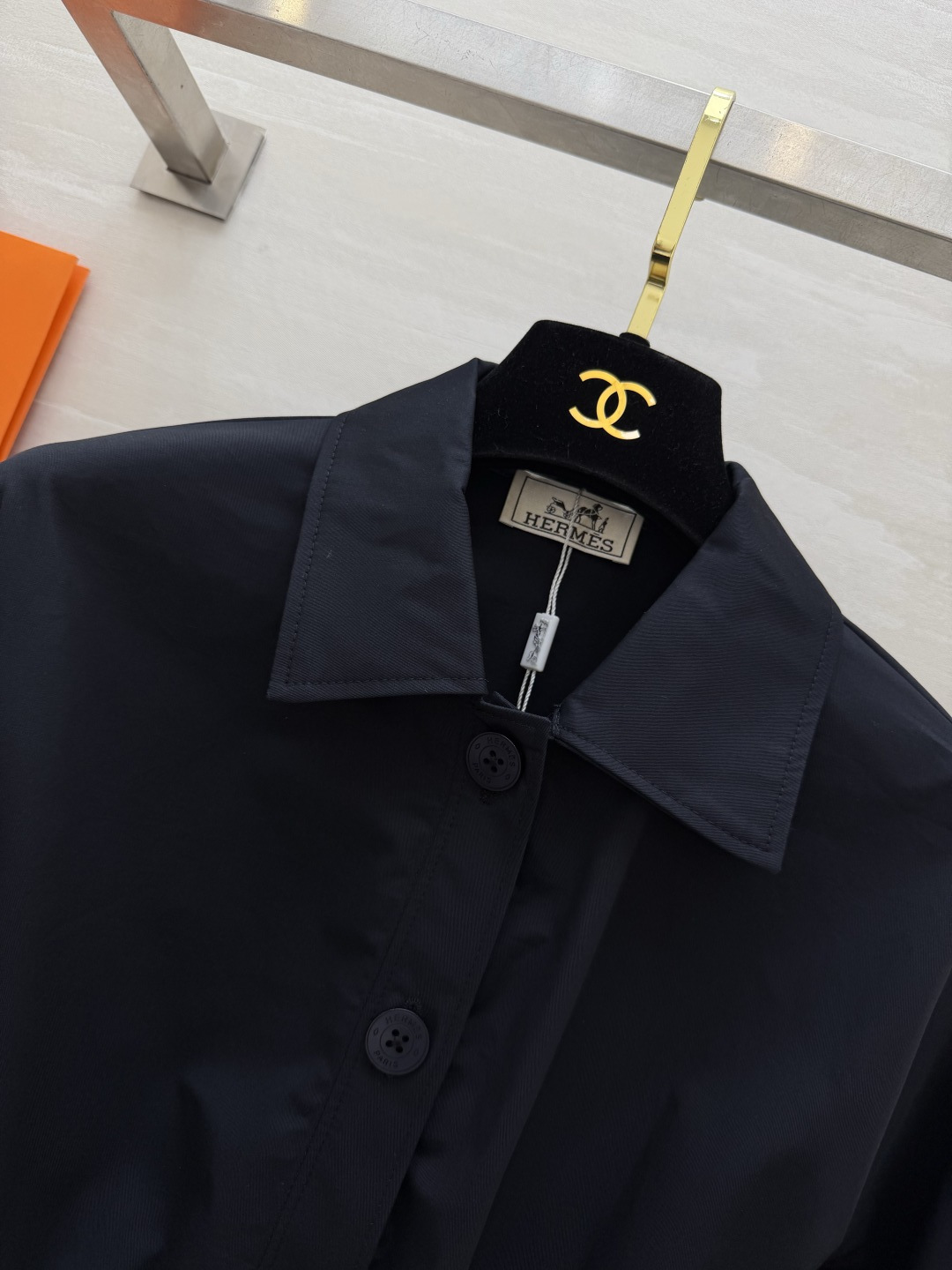 #Herme♡²⁶复古收腰衬衣 利落翻领搭配矜贵细闪打揽工艺 松紧收腰设计 轻松穿出九头身比例 宽松袖型