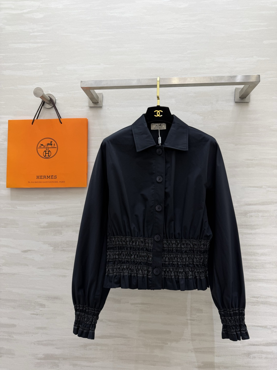 #Herme♡²⁶复古收腰衬衣 利落翻领搭配矜贵细闪打揽工艺 松紧收腰设计 轻松穿出九头身比例 宽松袖型