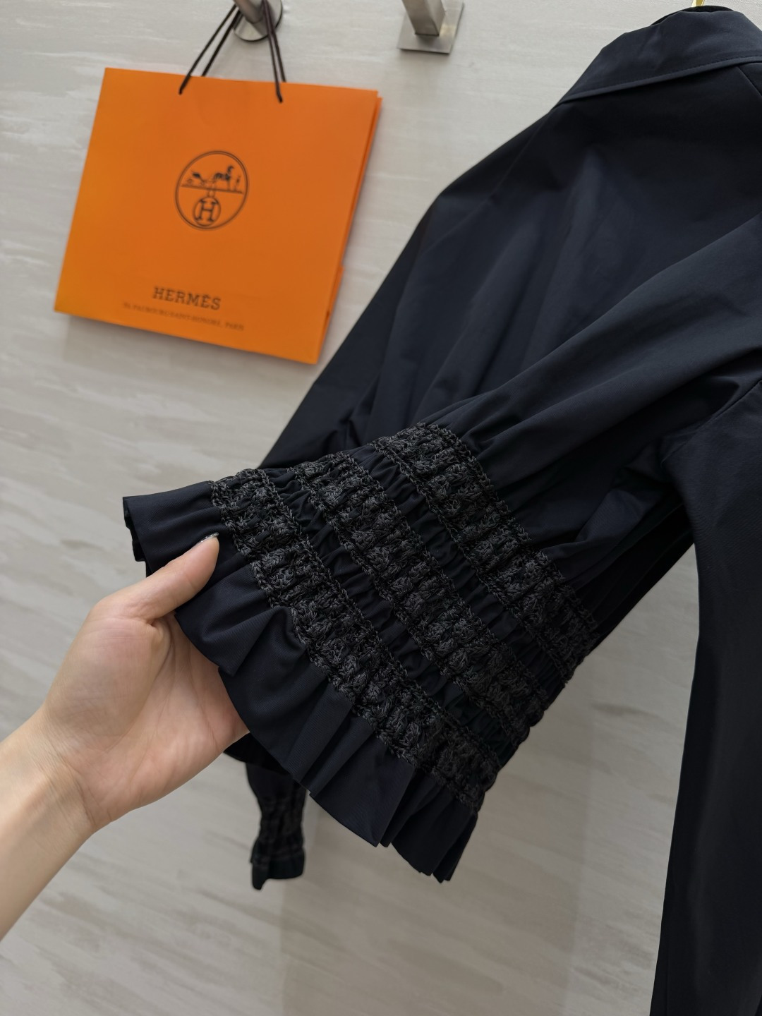 #Herme♡²⁶复古收腰衬衣 利落翻领搭配矜贵细闪打揽工艺 松紧收腰设计 轻松穿出九头身比例 宽松袖型