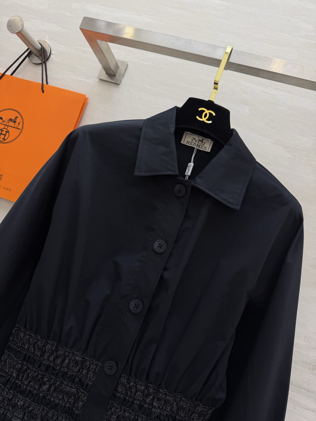 #Herme♡²⁶复古收腰衬衣 利落翻领搭配矜贵细闪打揽工艺 松紧收腰设计 轻松穿出九头身比例 宽松袖型