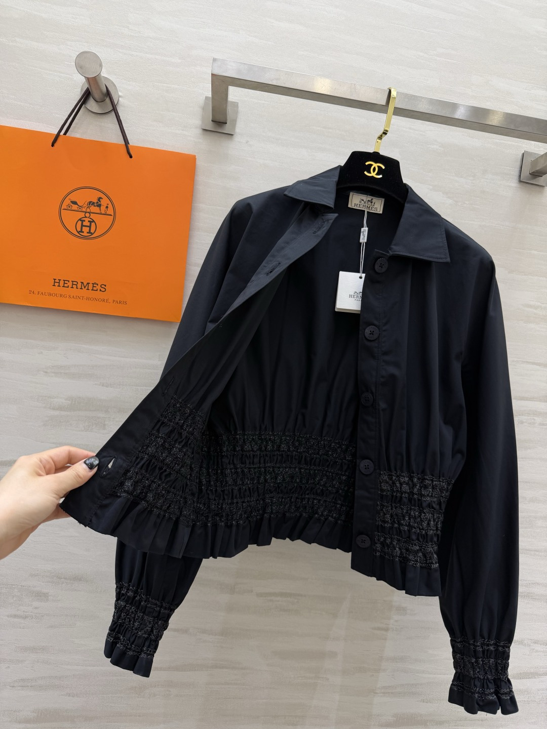 #Herme♡²⁶复古收腰衬衣 利落翻领搭配矜贵细闪打揽工艺 松紧收腰设计 轻松穿出九头身比例 宽松袖型