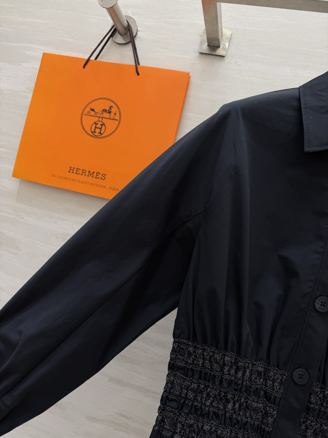 #Herme♡²⁶复古收腰衬衣 利落翻领搭配矜贵细闪打揽工艺 松紧收腰设计 轻松穿出九头身比例 宽松袖型