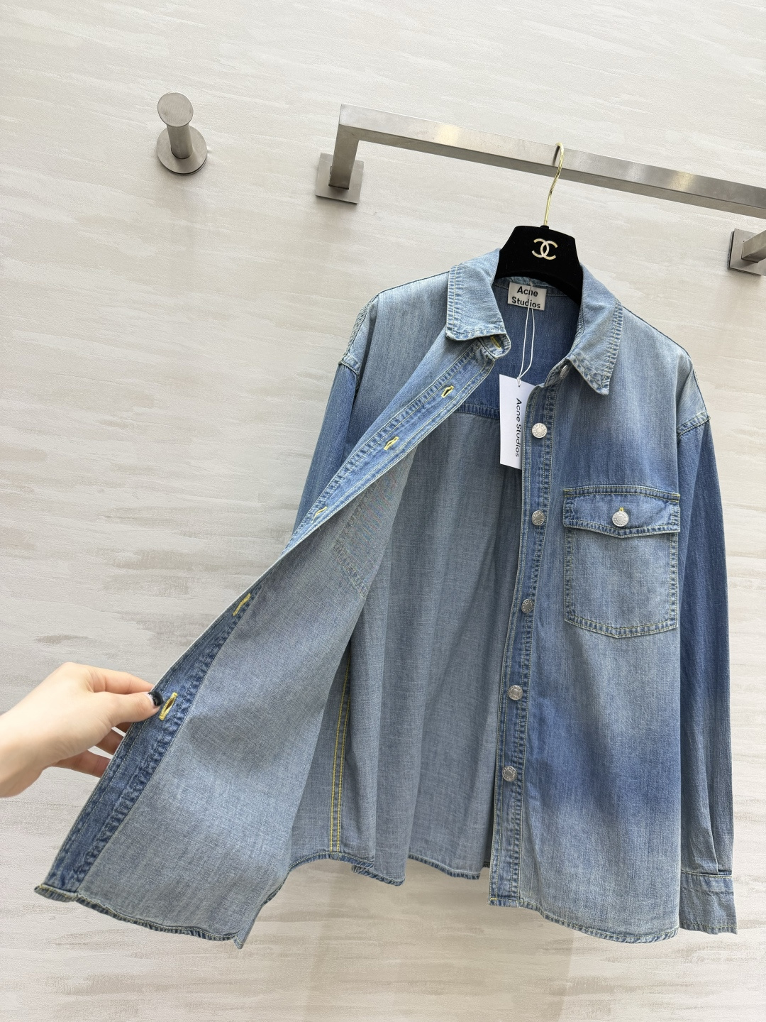 #ACNE²⁶跨越时间 经典牛仔单品 1996限定标识牛仔衬衣 柔和渐变水洗蓝 肌理质感满满 宽松慵懒的