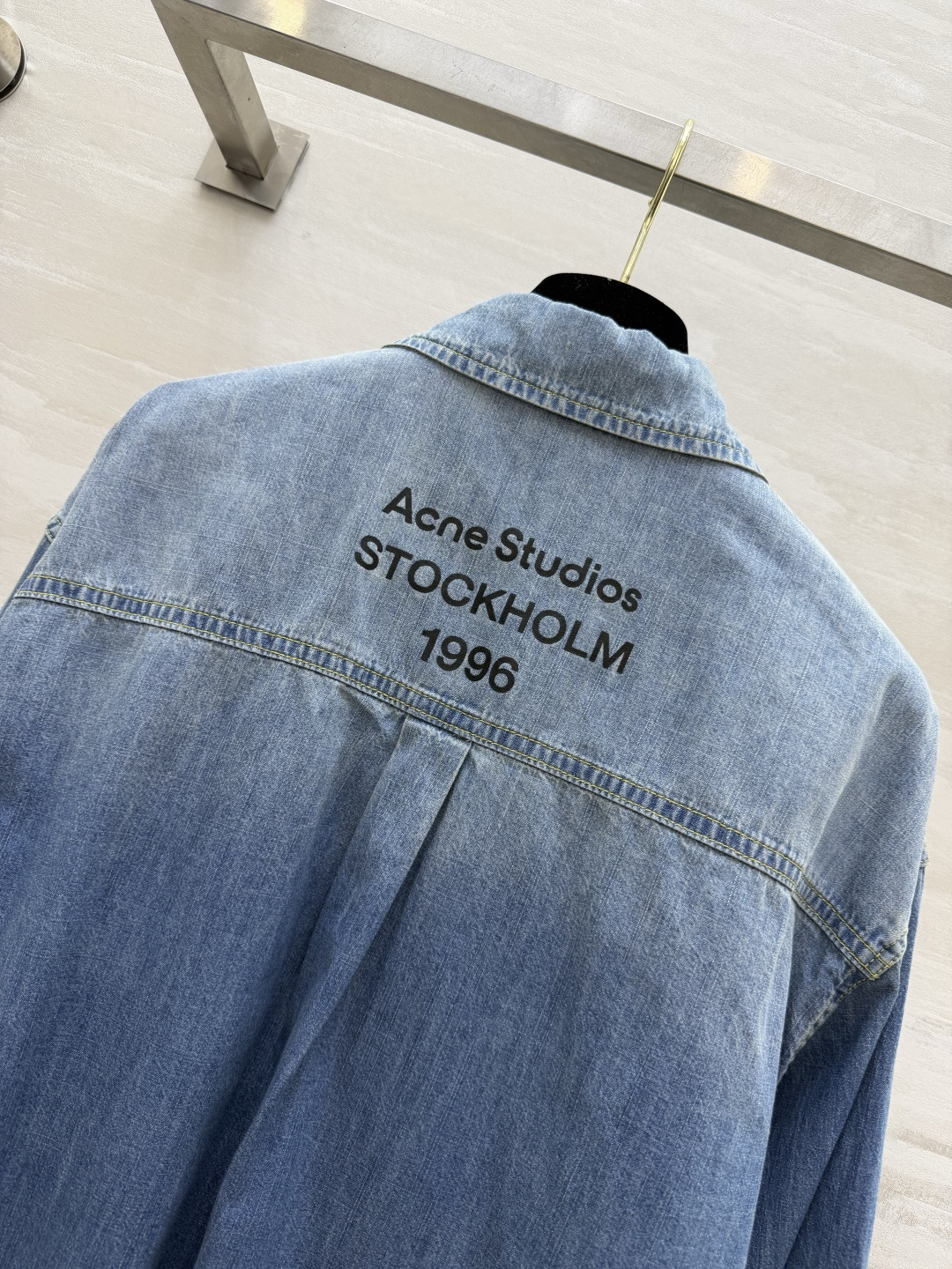 #ACNE²⁶跨越时间 经典牛仔单品 1996限定标识牛仔衬衣 柔和渐变水洗蓝 肌理质感满满 宽松慵懒的