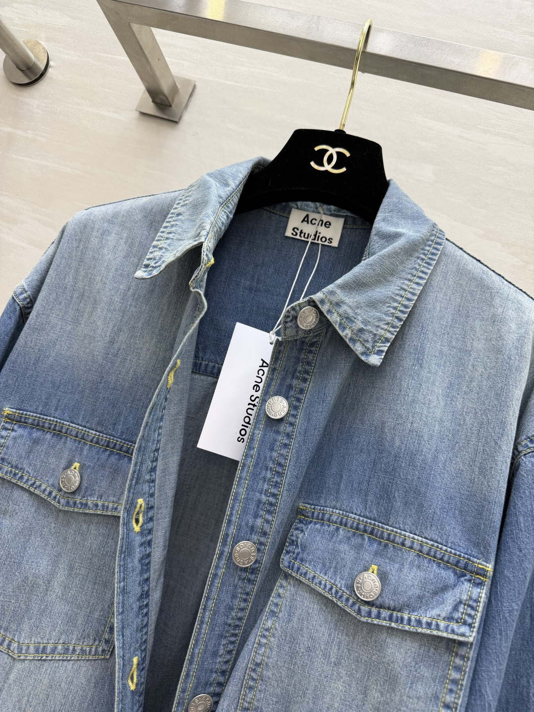 #ACNE²⁶跨越时间 经典牛仔单品 1996限定标识牛仔衬衣 柔和渐变水洗蓝 肌理质感满满 宽松慵懒的